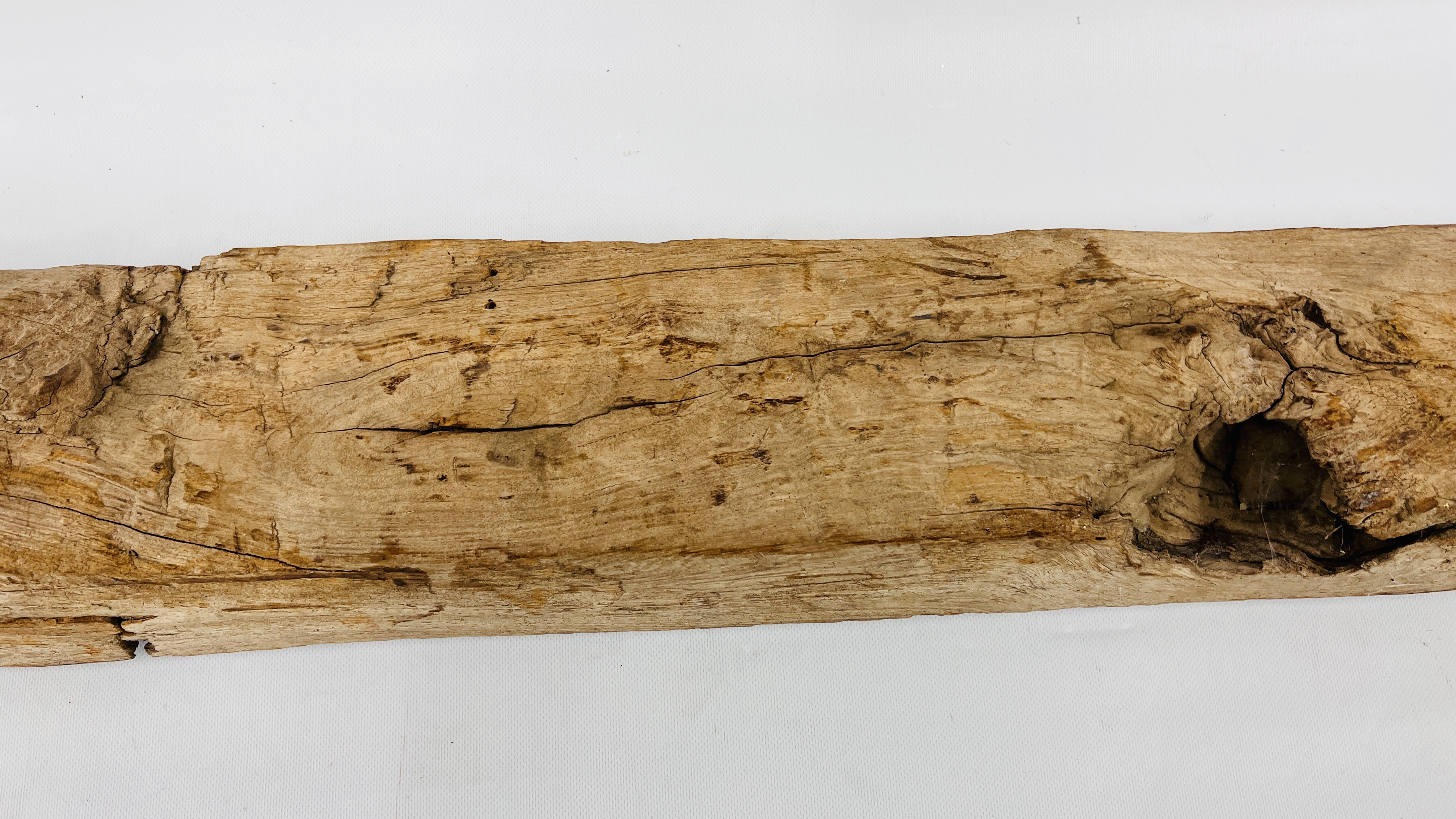 AN ANTIQUE HEAVILY CARVED HARDWOOD TIMBER BEAM WITH ISLAMIC RELIGIOUS INSCRIPTION LENGTH `34CM. - Image 15 of 18