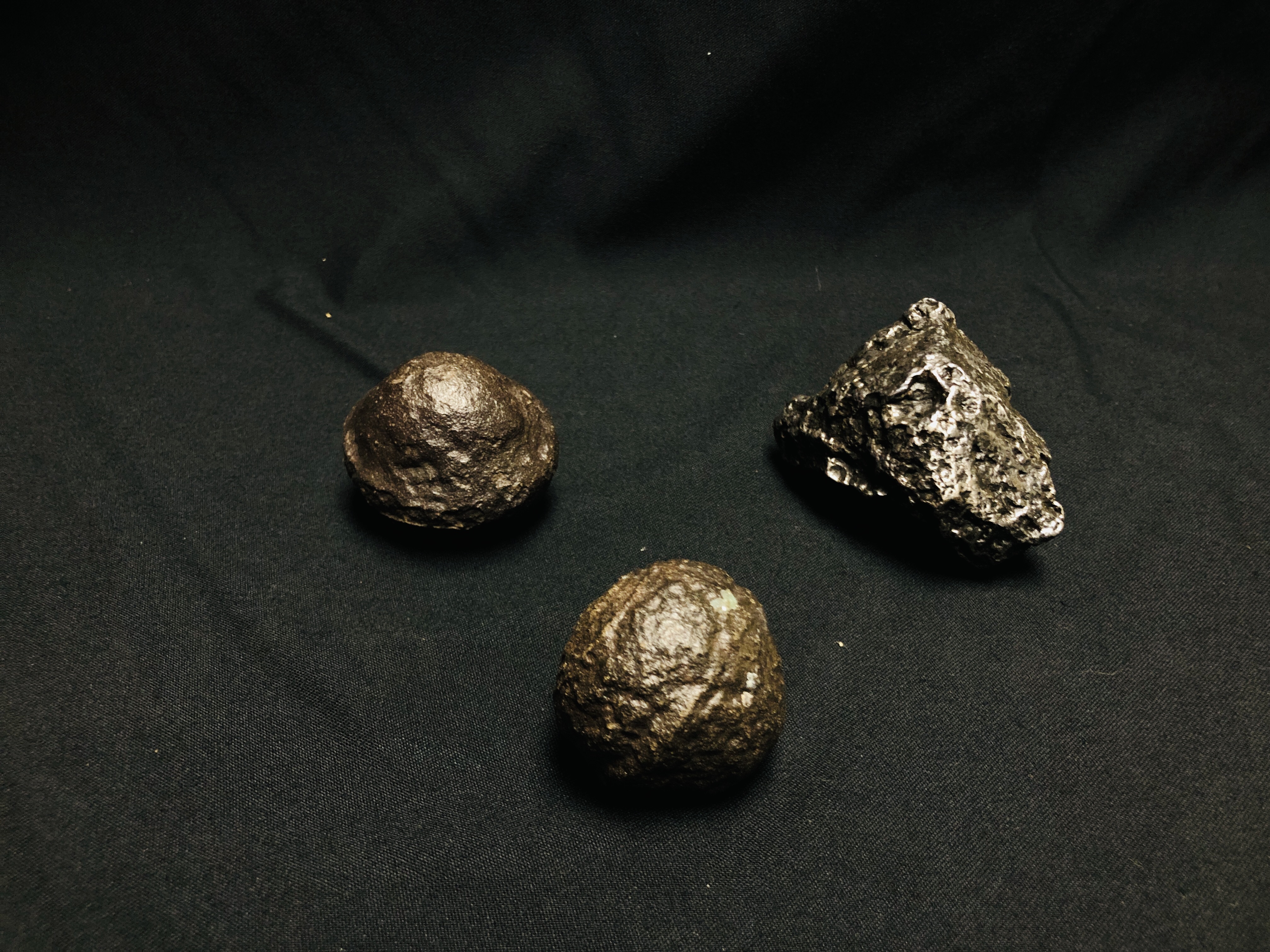 A GROUP OF 3 METEORITE EXAMPLES FROM AROUND THE WORLD, VARIOUS COMPOSITIONS AND SIZES,