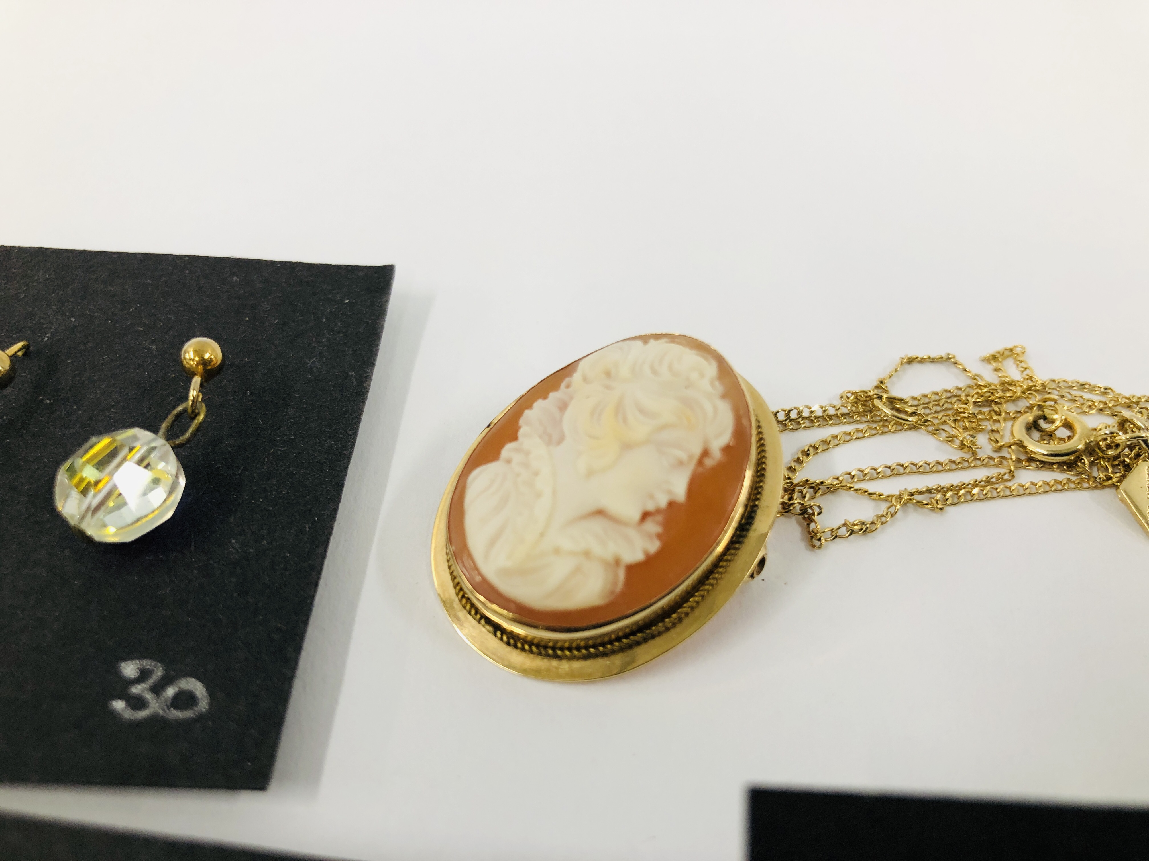 A CAMEO PENDANT BROOCH MARKED 14K ON A MODERN CHAIN ALONG WITH FIVE PAIRS OF STUD STYLE EARRINGS TO - Image 5 of 7