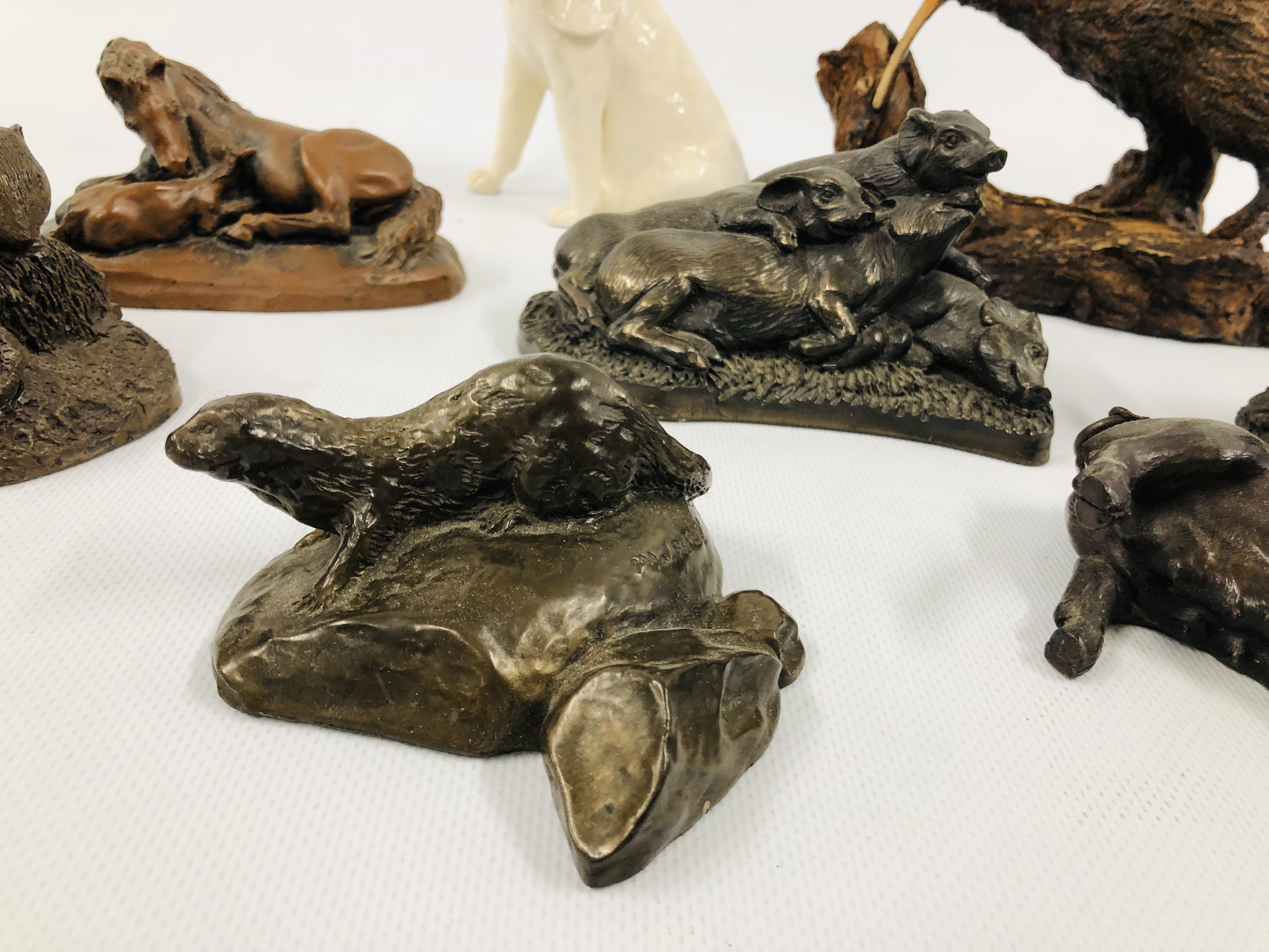 A GROUP OF BRONZED FINISH CABINET ORNAMENTS TO INCLUDE PIGS, OTTER, DUCKS, ETC. - Image 3 of 10