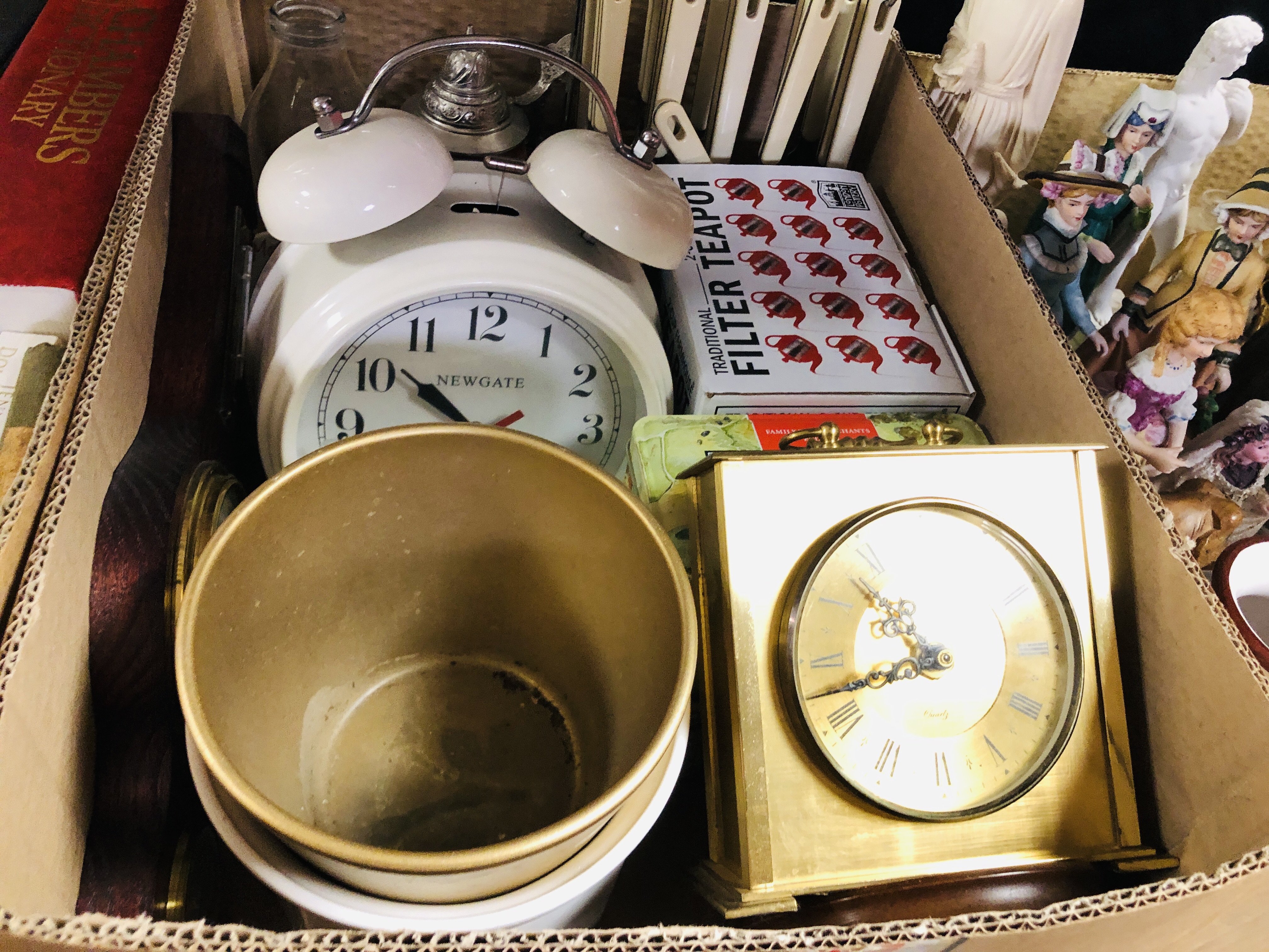 BOXES OF ASSORTED HOUSEHOLD SUNDRIES TO INCLUDE CHINA, GLASSWARE, ORNAMENTS, CLEANING PRODUCTS, - Image 5 of 15