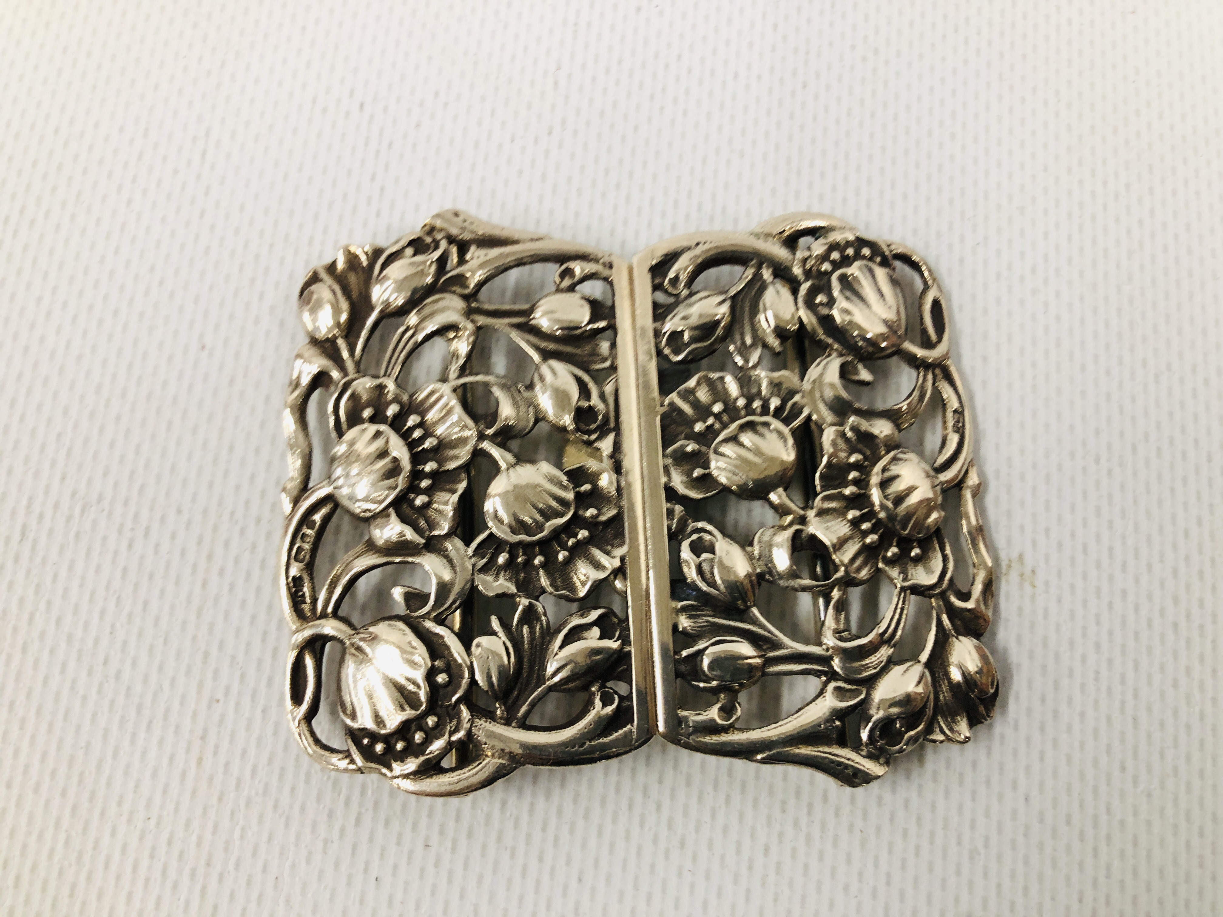 A SILVER TWO-PART BUCKLE BY IVOR BAGGOT LONDON 1998, L 7CM. - Image 2 of 6