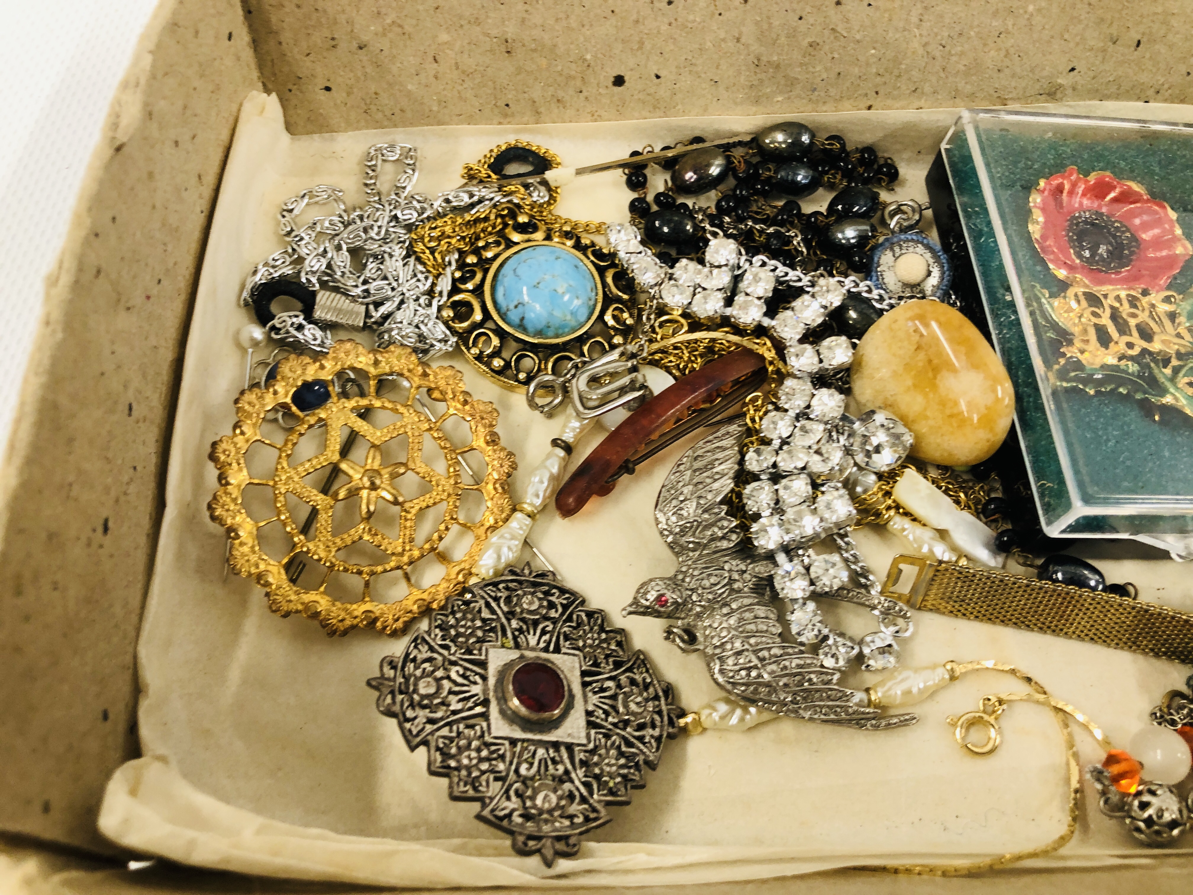 TRAY OF ASSORTED MODERN AND VINTAGE JEWELLERY TO INCLUDE SILVER BROOCH, COIN BRACELET. - Image 4 of 8