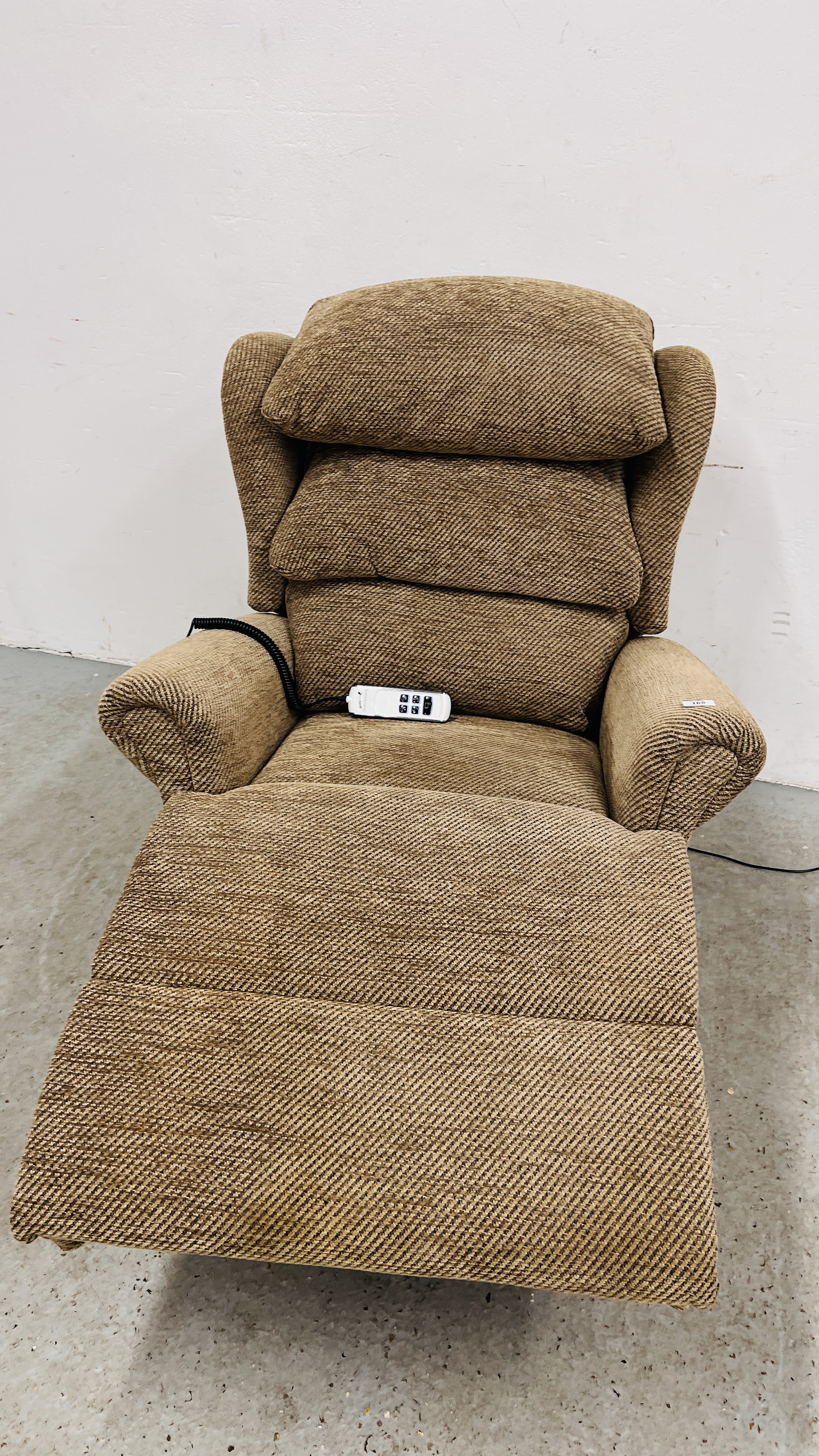 A SHERBORNE T.MOTION OATMEAL UPHOLSTERED ELECTRIC RISE AND RECLINE EASY CHAIR - SOLD AS SEEN. - Image 8 of 11