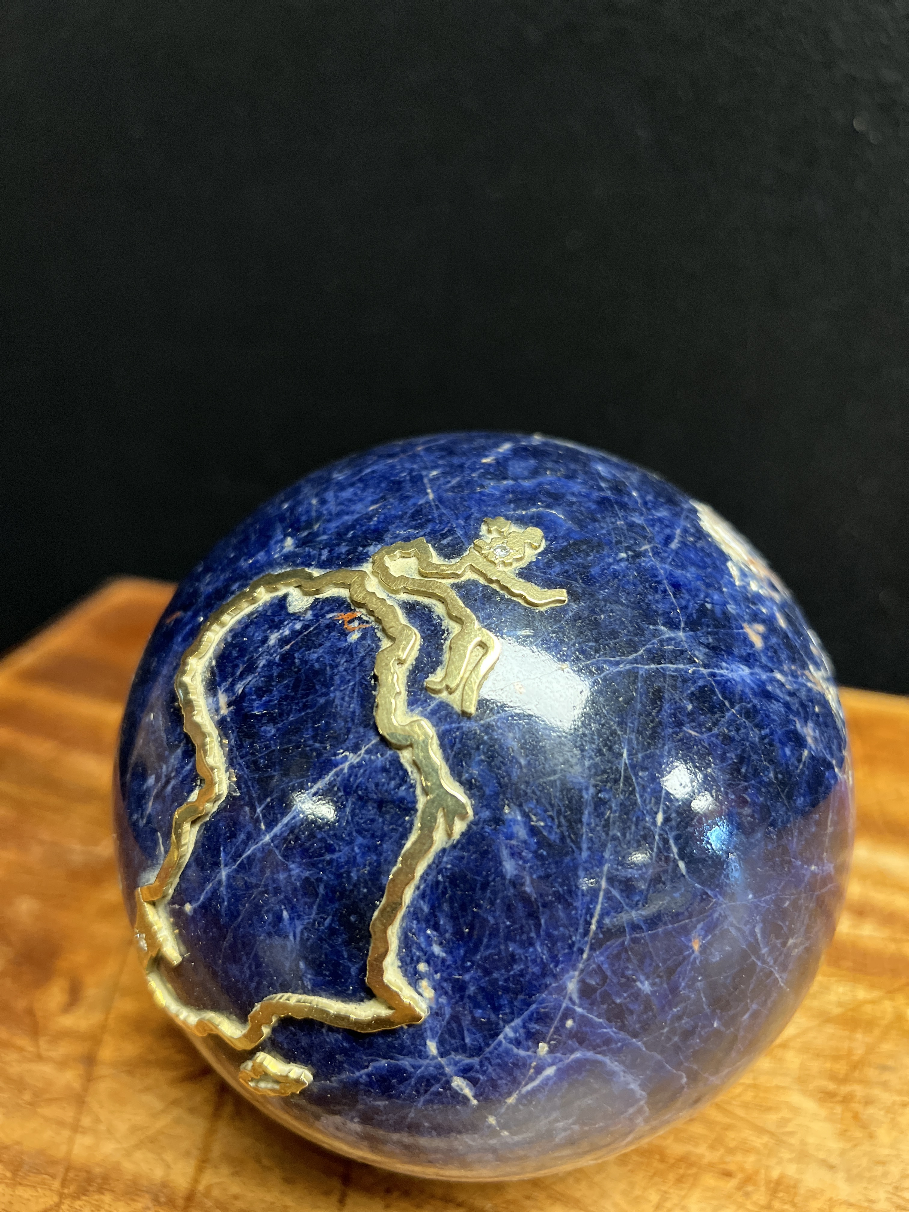 A LARGE LAPIS LAZULI SPHERE DEPICTING AN APPLIED COUNTRY OUTLINED IN 18CT GOLD SET WITH TWO - Image 3 of 11