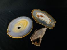 A COLLECTION OF APPROX 3 POLISHED AGATE AND CRYSTAL SLICES.