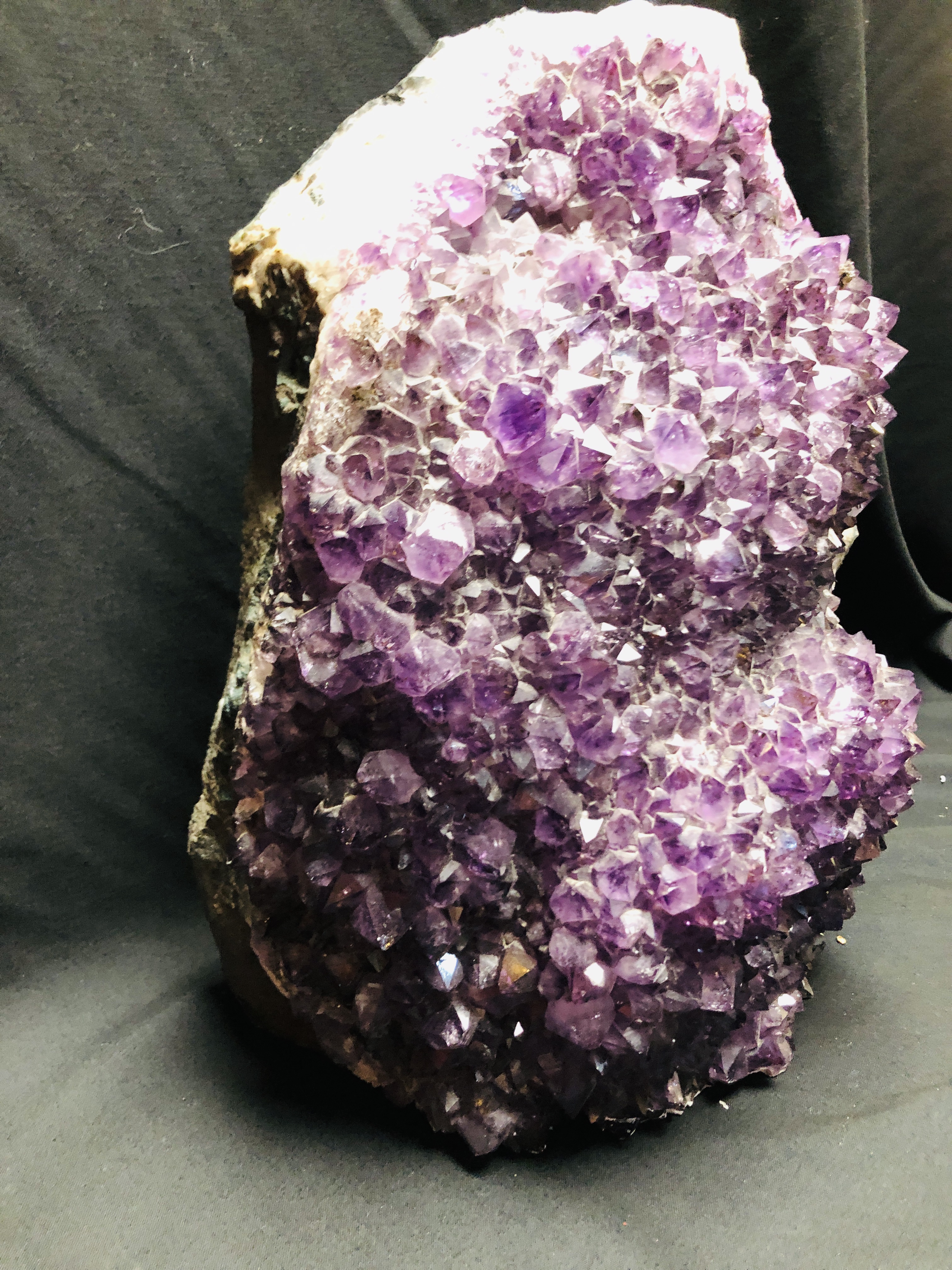 AN IMPRESSIVE LARGE AMETHYST QUARTZ CRYSTAL CLUSTER, H 36CM X W 30CM X D 16CM. - Image 3 of 4