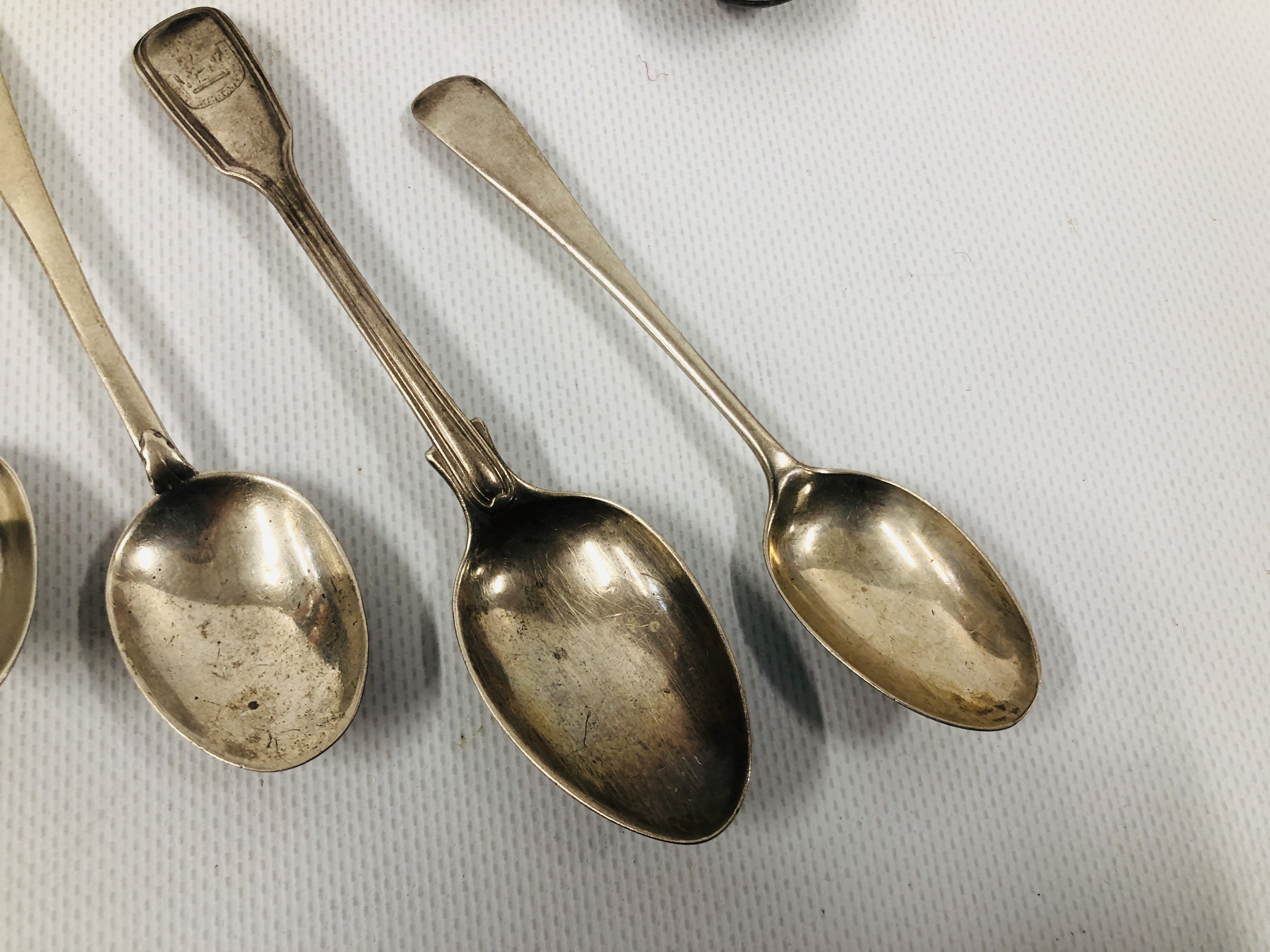 A GROUP OF 9 VARIOUS SILVER TEA SPOONS C19TH AND C20TH VARIOUS MAKERS AND ASSAYS ALONG WITH 5 WHITE - Image 4 of 13