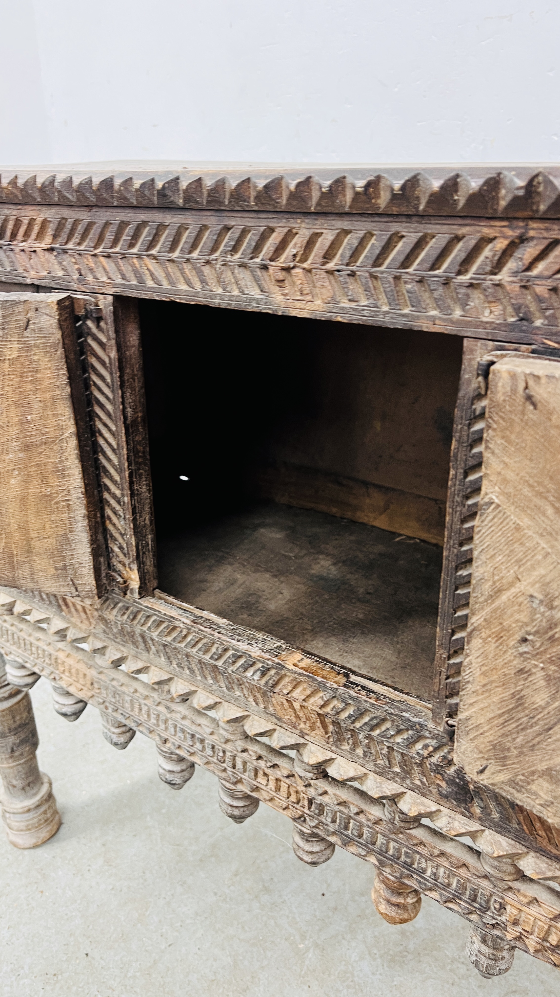 AN EASTERN HARDWOOD HAND CARVED DOWRY CHEST/CUPBOARD WIDTH 89CM. DEPTH 33CM. HEIGHT 91CM. - Image 15 of 16