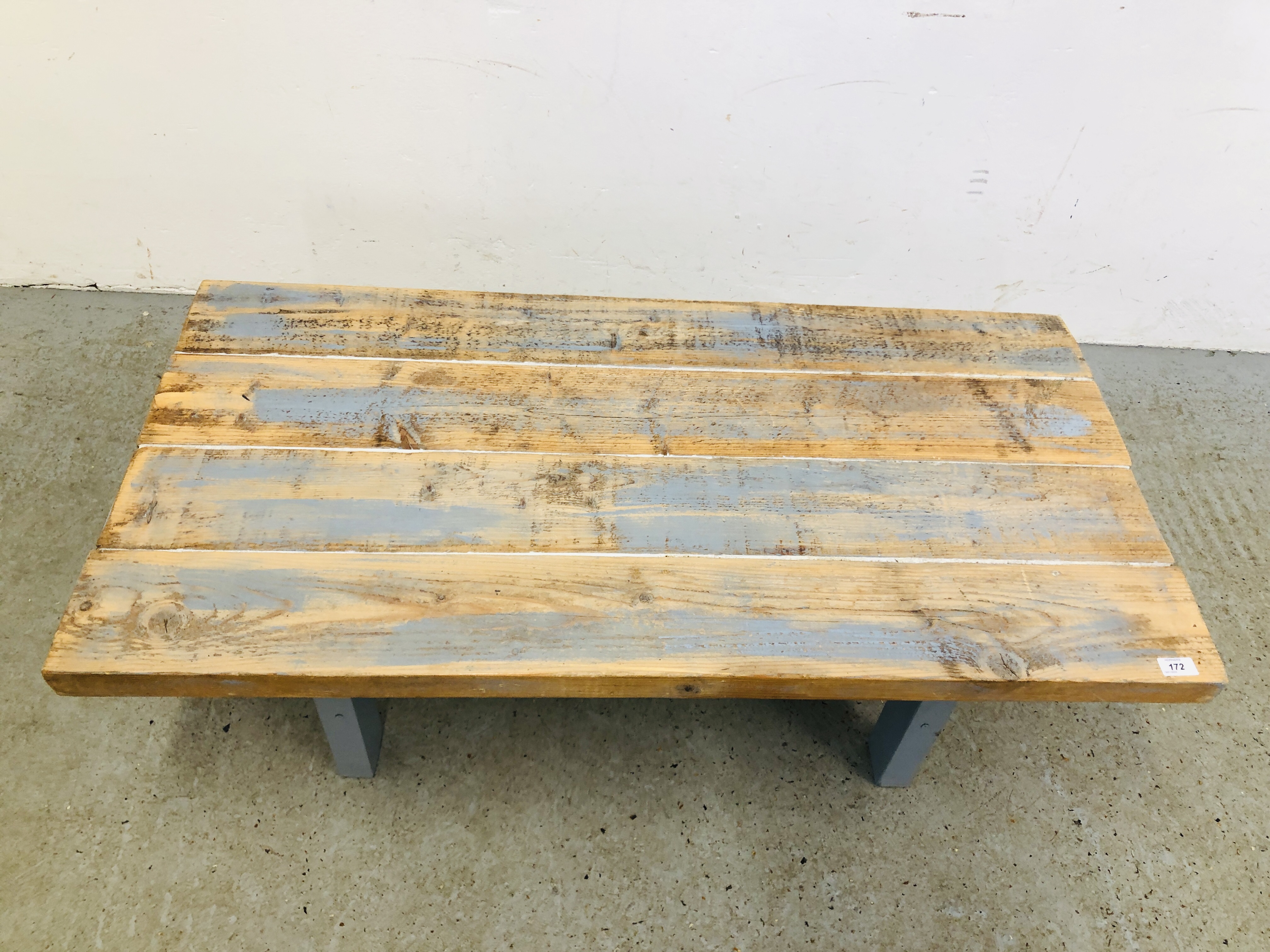 A HARDWOOD RECLAIMED PINE TOP COFFEE TABLE IN SHABBY CHIC FINISH - Image 2 of 4