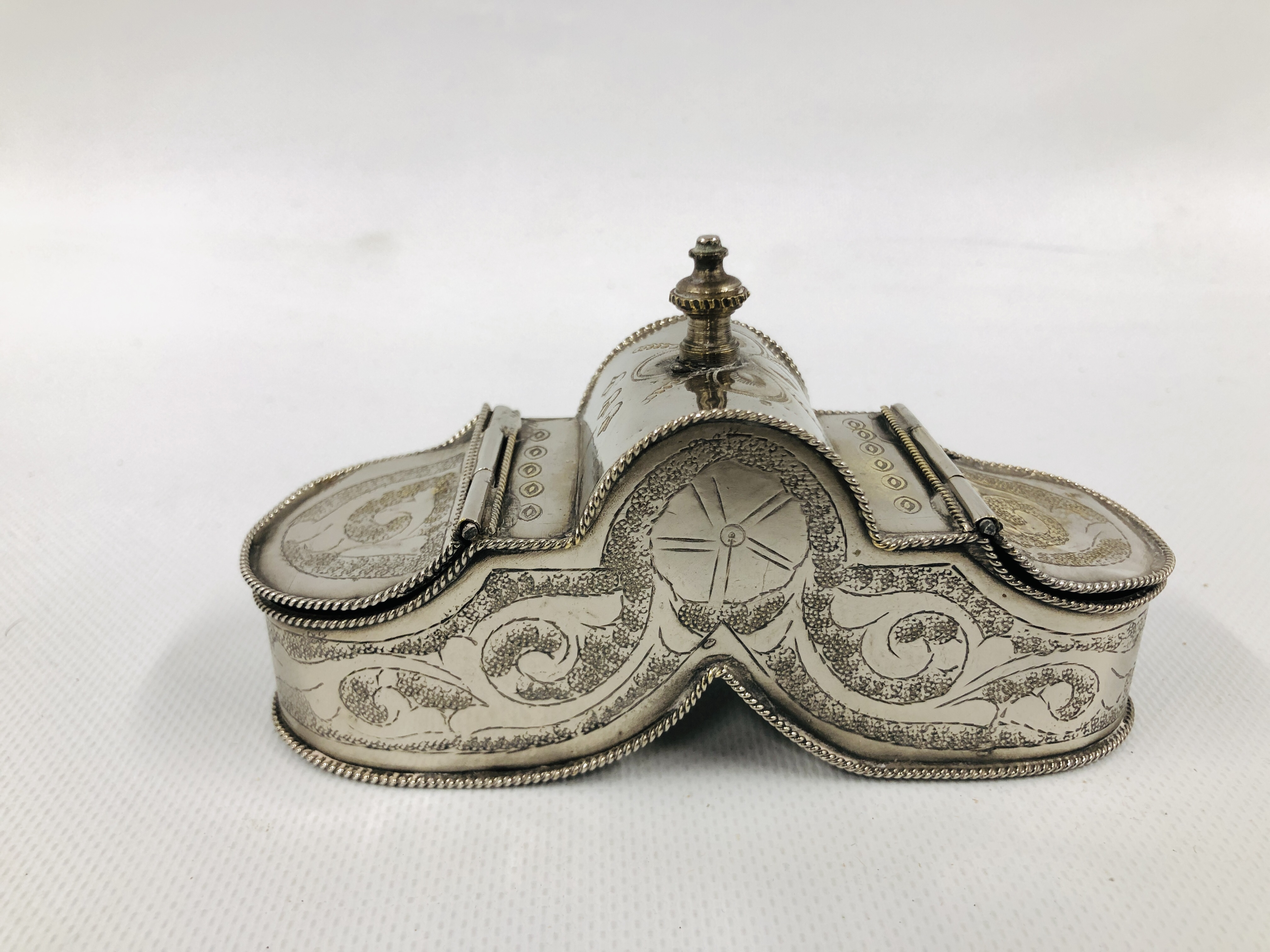 INDIAN SILVER AND WHITE METAL ITEMS TO INCLUDE A DESK TIDY, JEWELLERY BOX AND ASHTRAY. - Image 8 of 12