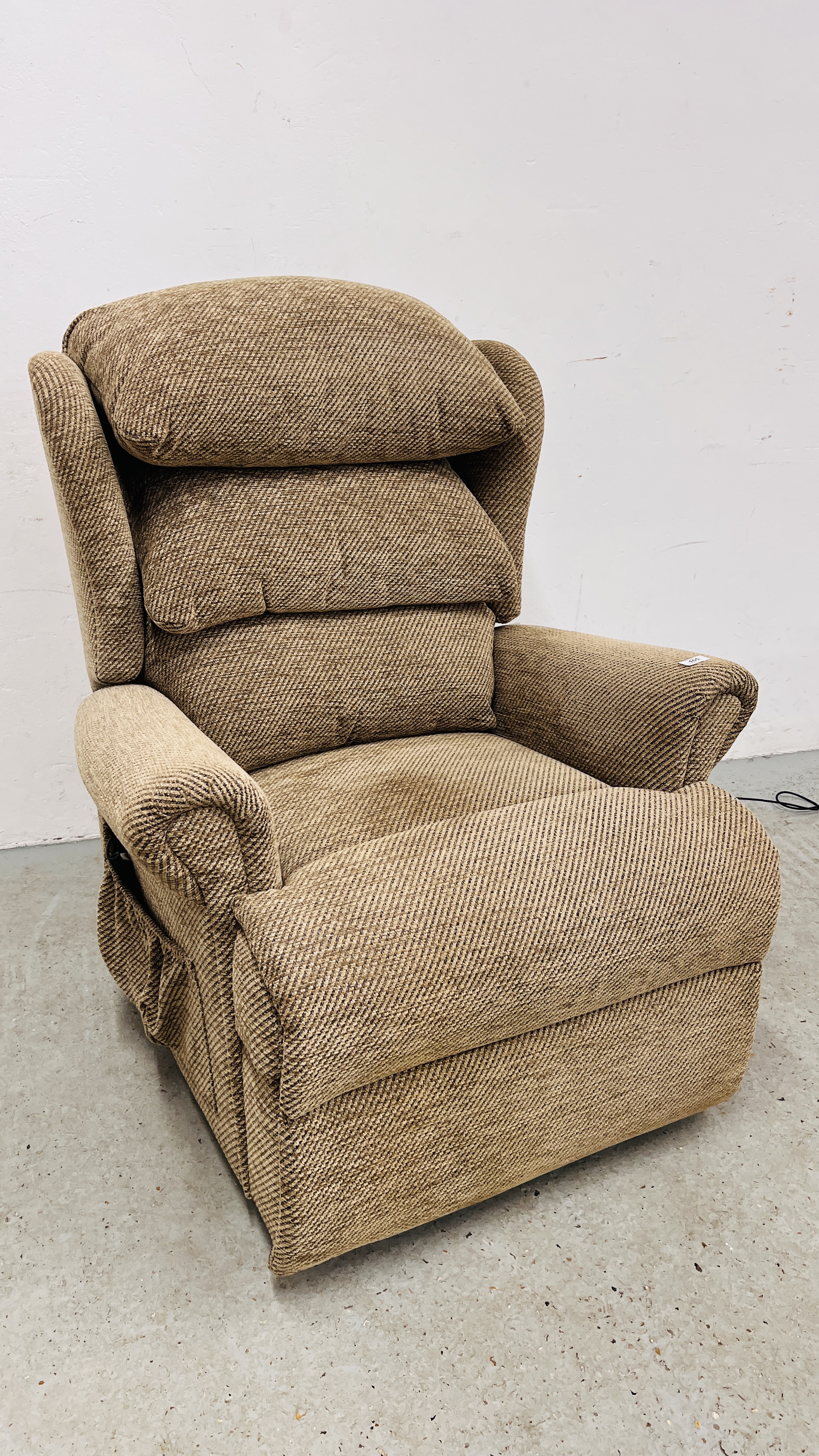 A SHERBORNE T.MOTION OATMEAL UPHOLSTERED ELECTRIC RISE AND RECLINE EASY CHAIR - SOLD AS SEEN.