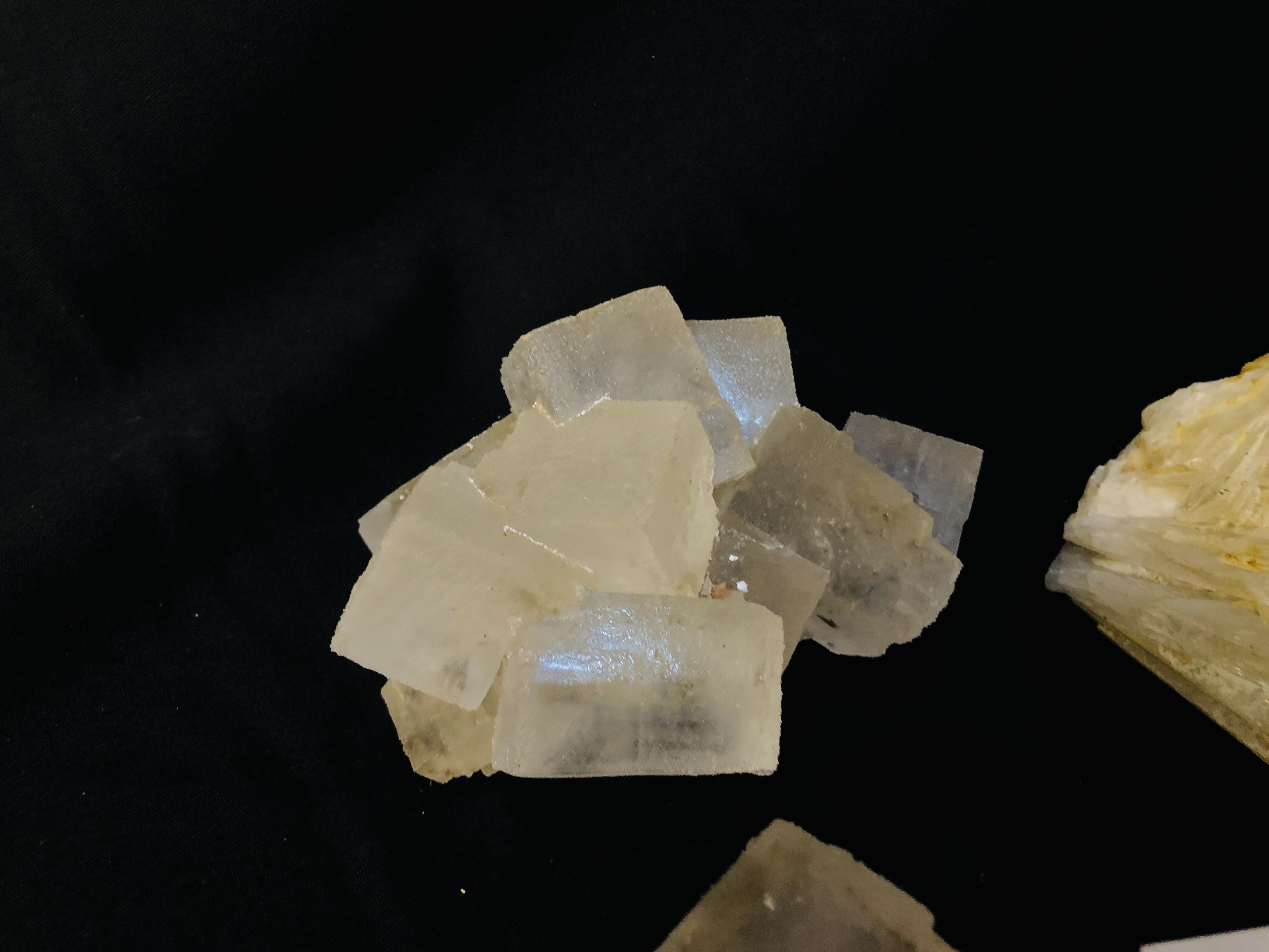 A COLLECTION OF APPROX 5 CRYSTAL AND MINERAL ROCK EXAMPLES TO INCLUDE QUARTZ, CALCITE TRAPEZOID ETC. - Image 2 of 5