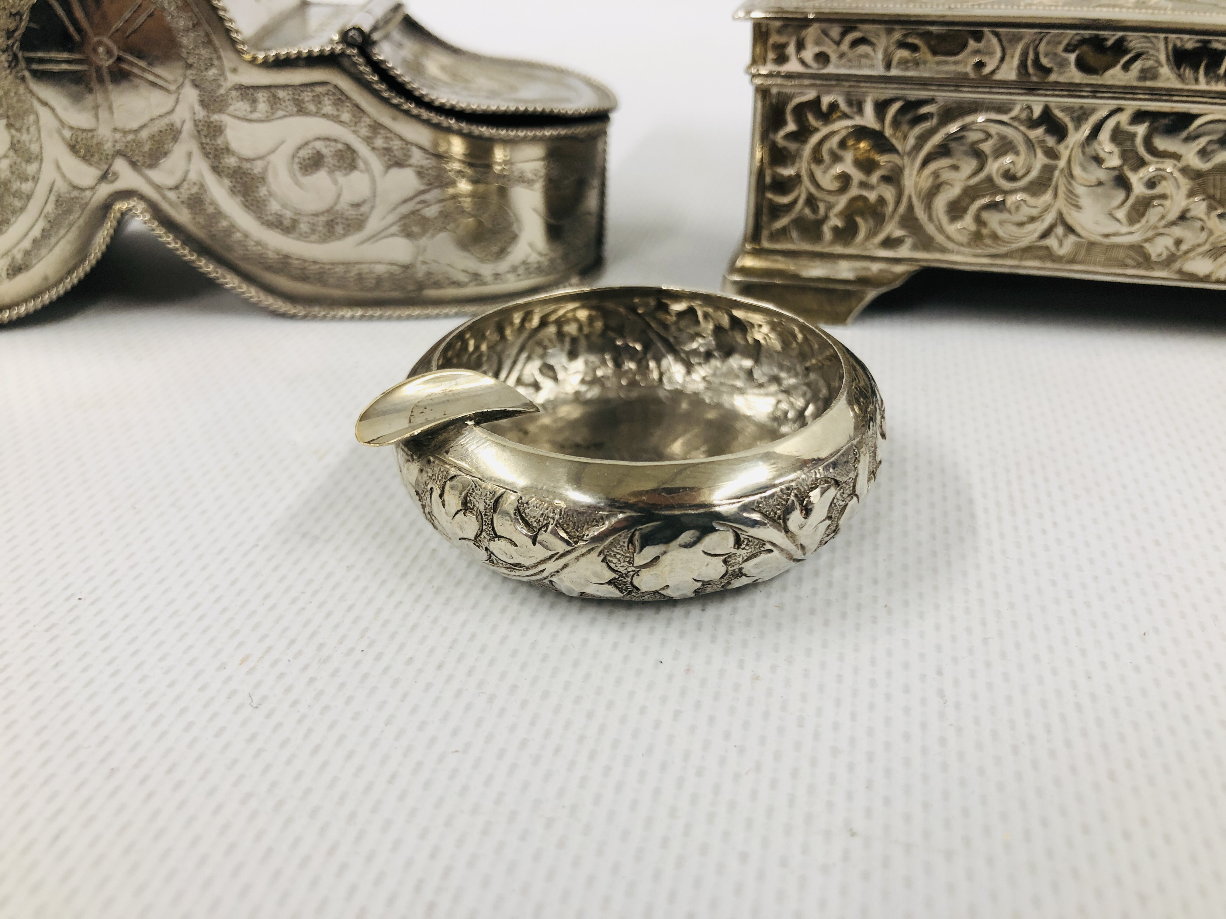 INDIAN SILVER AND WHITE METAL ITEMS TO INCLUDE A DESK TIDY, JEWELLERY BOX AND ASHTRAY. - Image 3 of 12