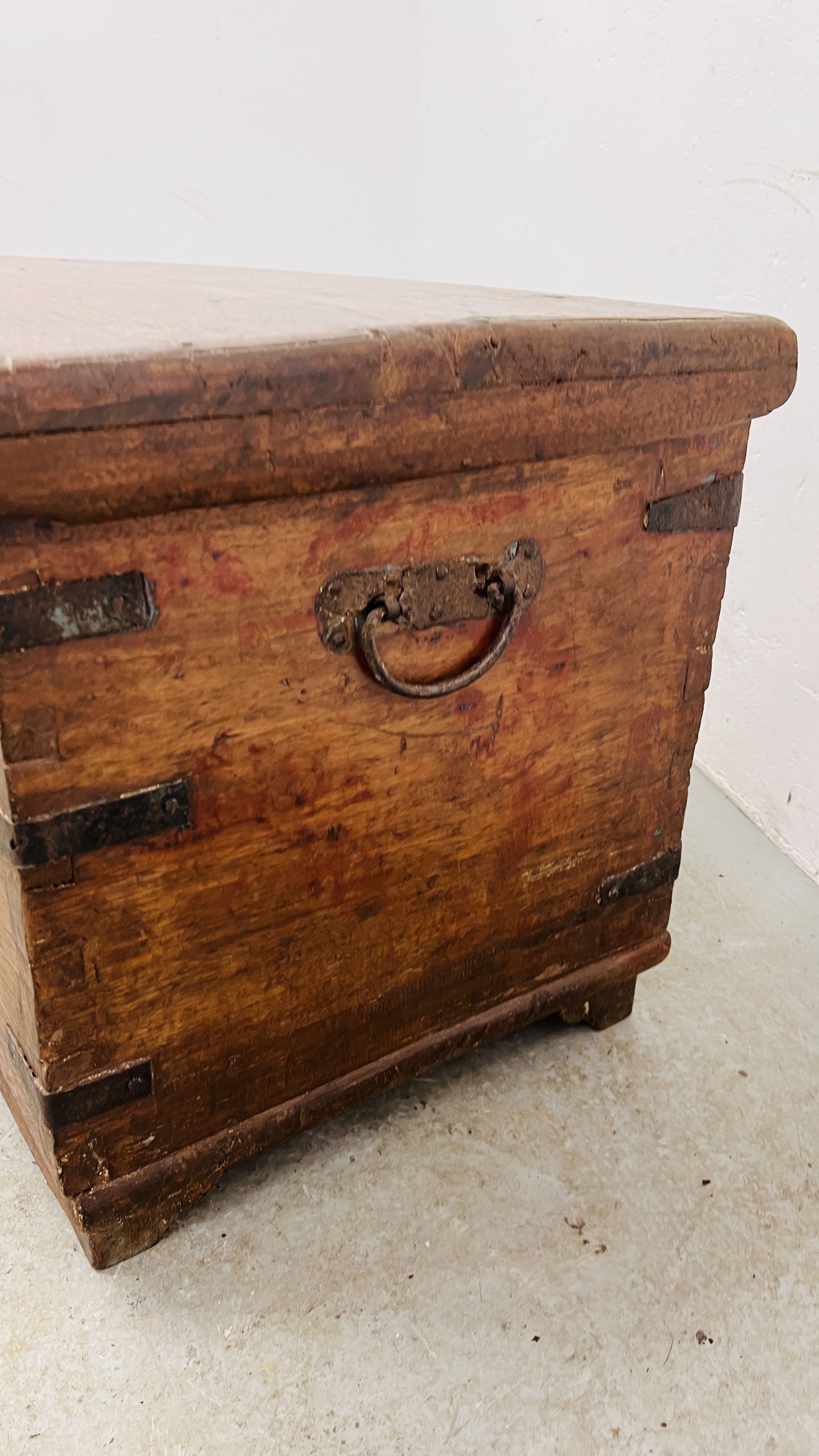 AN ANTIQUE HARDWOOD METAL BOUND TRUNK WIDTH 86CM. DEPTH 64CM. HEIGHT 45CM. - Image 5 of 12