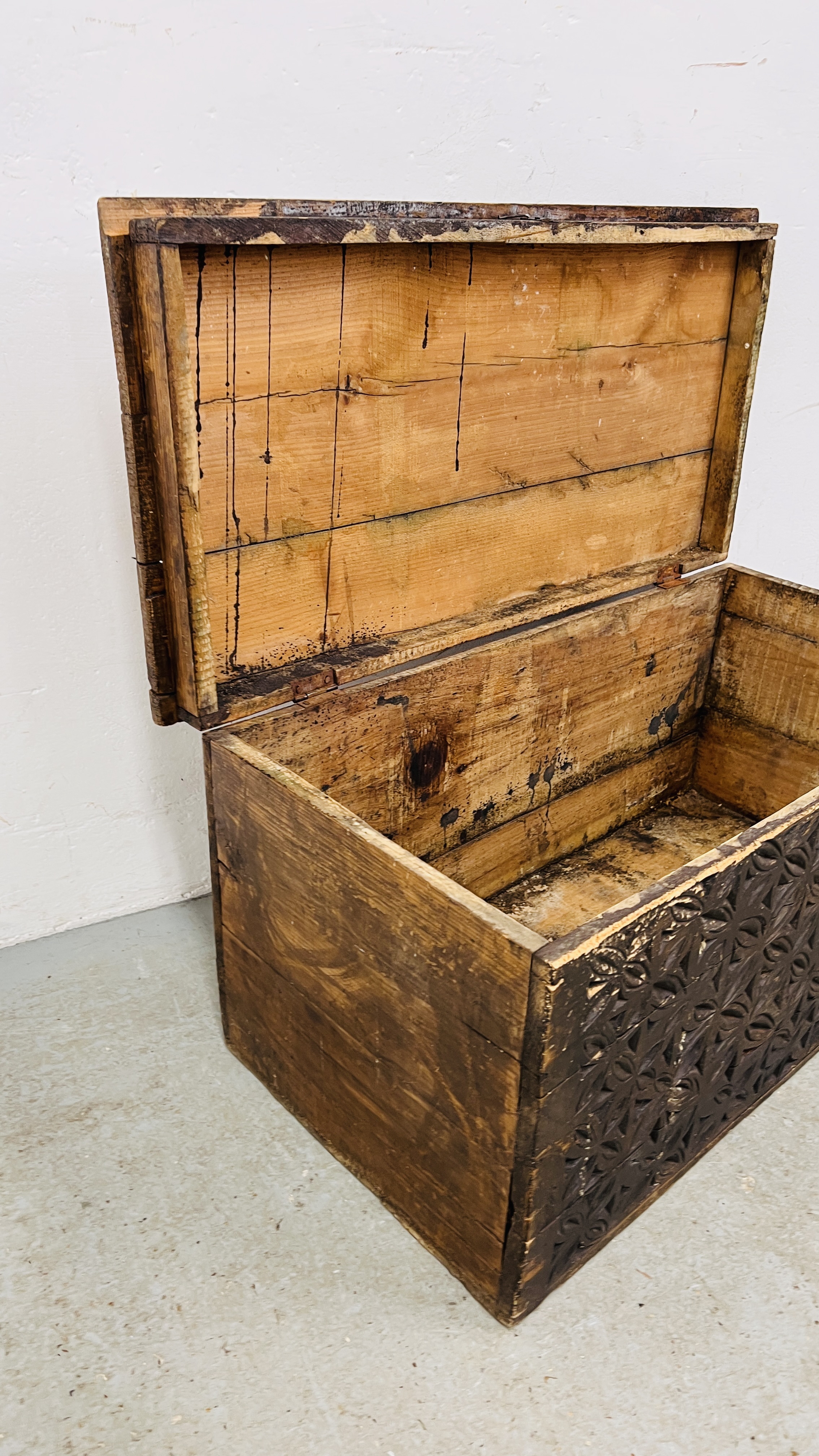 AN ANTIQUE PINE BLANKET CHEST WITH HAND CARVED FRONT PANEL WIDTH 85CM. DEPTH 43CM. HEIGHT 42CM. - Image 9 of 9