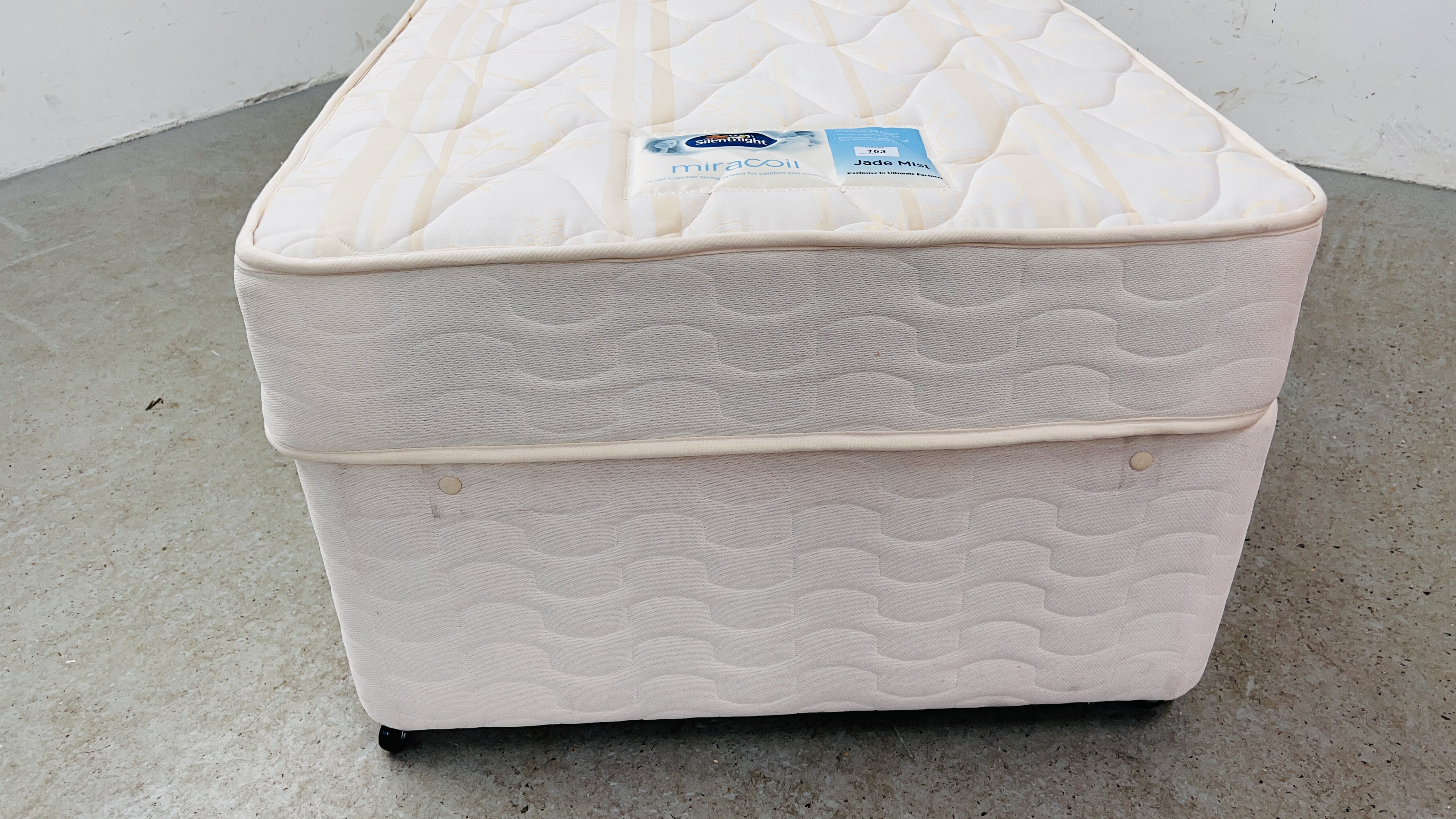 SILENTNIGHT SINGLE DIVAN BED DRAWER BASE JADE MIST MIRACOILE MATTRESS ALONG WITH A BUTTON BACK - Image 5 of 13