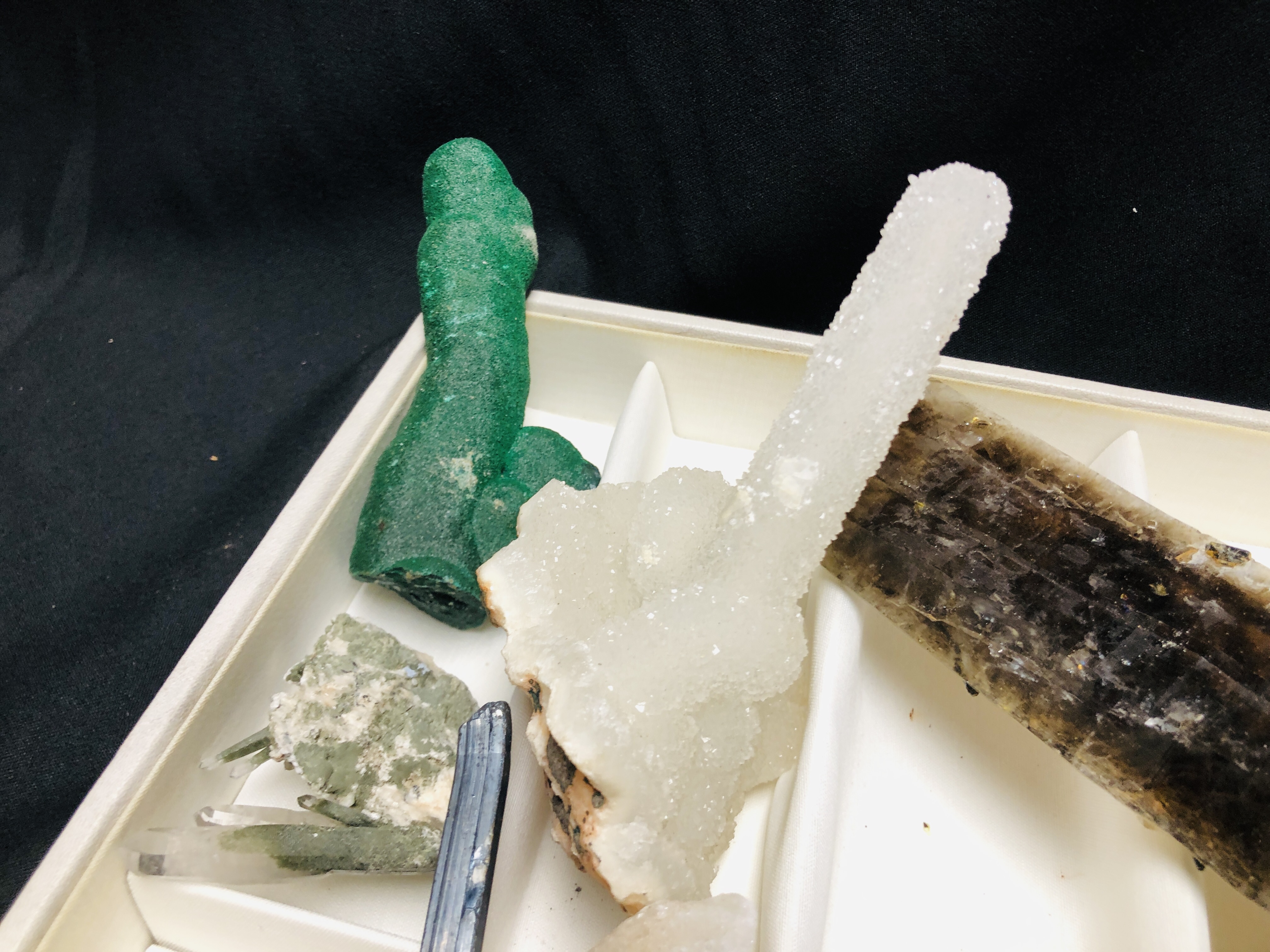 A COLLECTION OF APPROX 11 CRYSTAL AND MINERAL ROCK EXAMPLES TO INCLUDE QUARTZ, LAPIS, AEGIRINE ETC. - Image 4 of 5