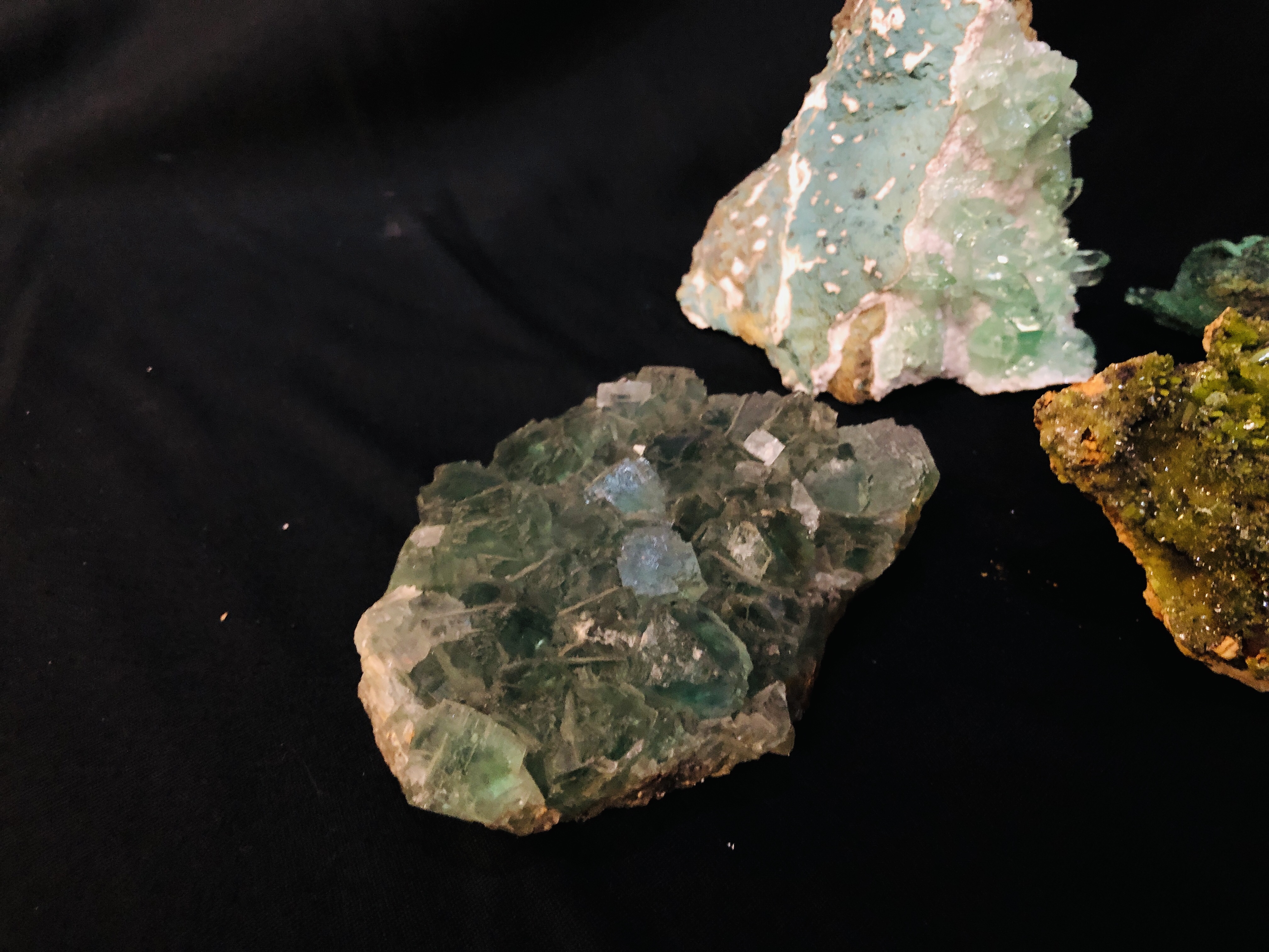 A COLLECTION OF APPROX 4 CRYSTAL AND MINERAL ROCK EXAMPLES TO INCLUDE QUARTZ AND FLUORITE ETC. - Image 2 of 5