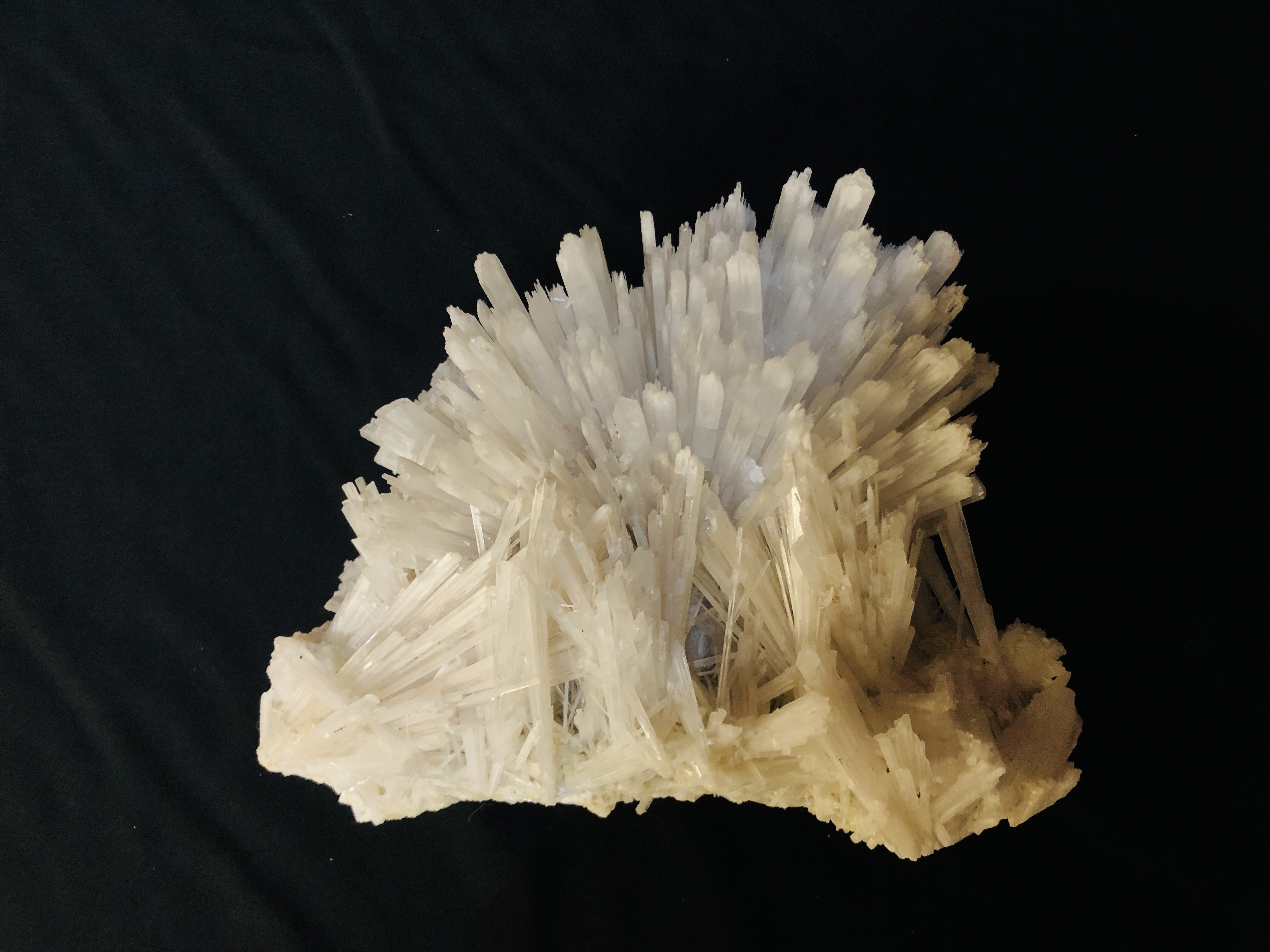 A SCOLCITE CRYSTAL CLUSTER, L 26CM X H 20CM X D 20CM. - Image 2 of 4