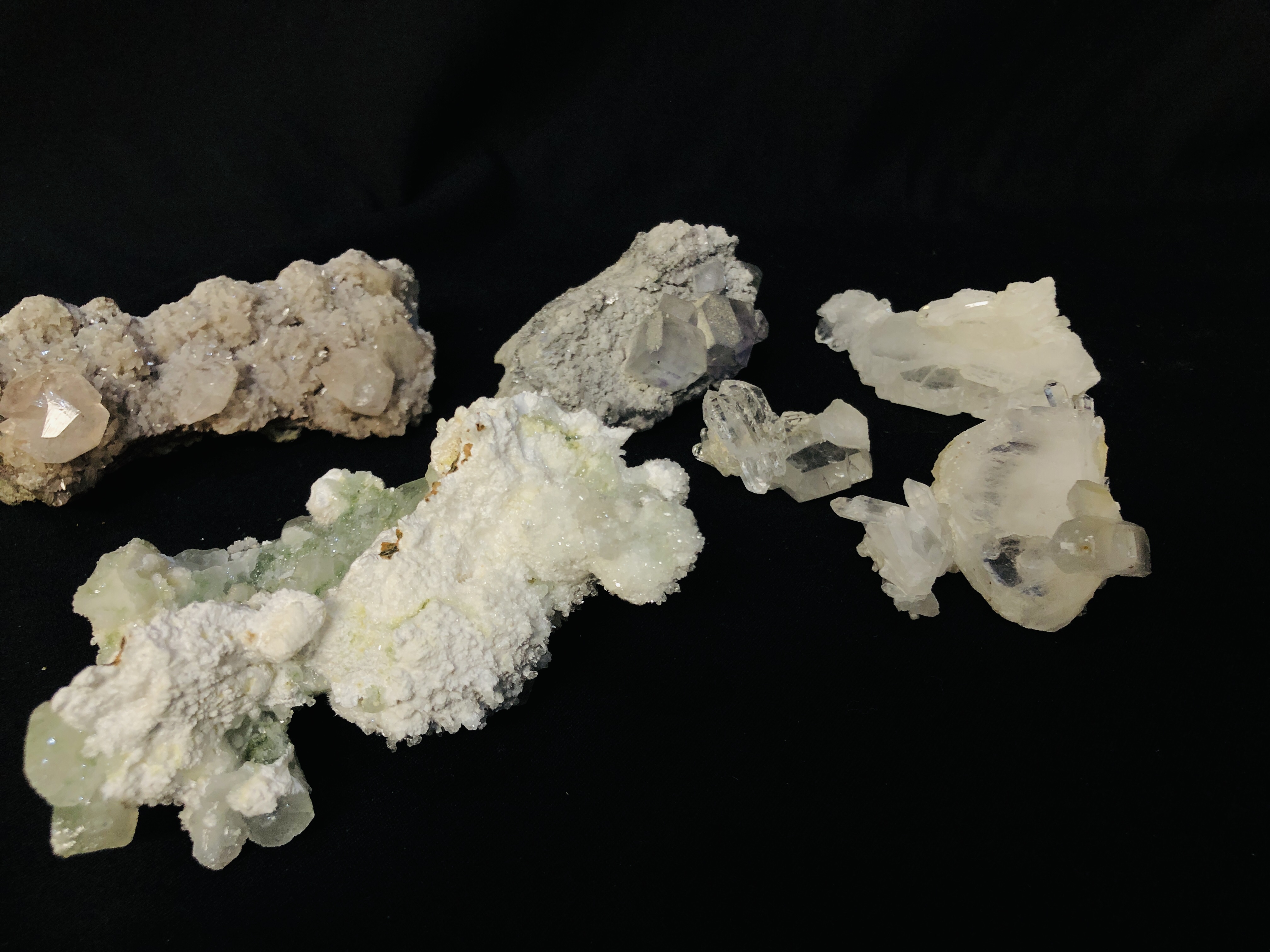 A COLLECTION OF APPROX 7 CRYSTAL AND MINERAL ROCK EXAMPLES TO INCLUDE QUARTZ ETC. - Image 5 of 5