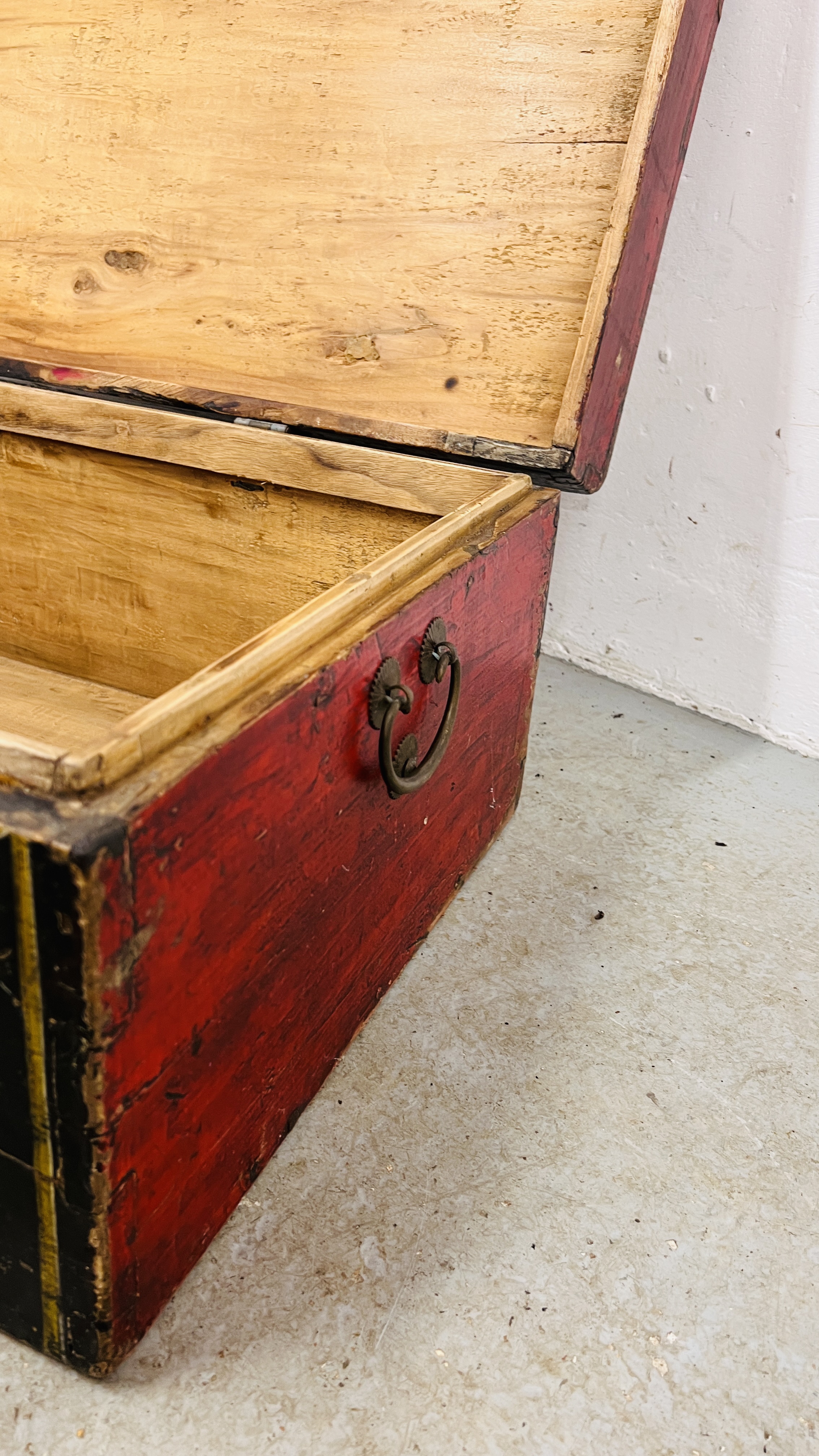 AN ANTIQUE CHINESE CAMPHOR WOOD THEATRICAL COSTUME TRUNK THE FRONT HAND PAINTED PANEL DEPICTING - Image 7 of 11