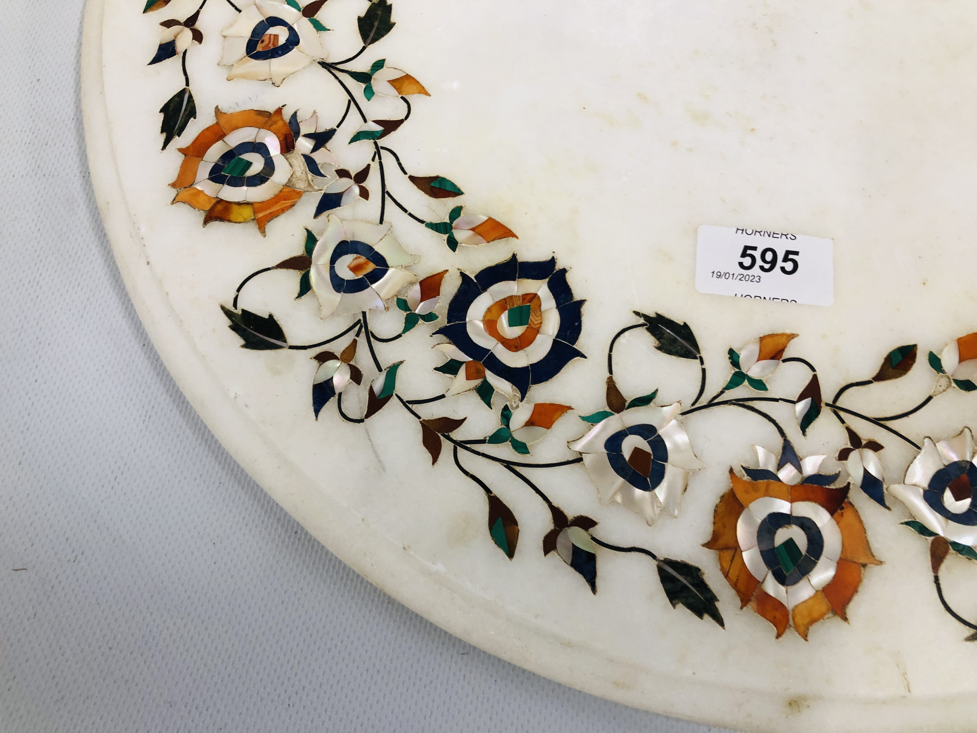 A CIRCULAR WHITE MARBLE PLATTER THE BORDER INLAID WITH A GARLAND OF POLISHED STONE AND MOTHER OF - Image 8 of 9