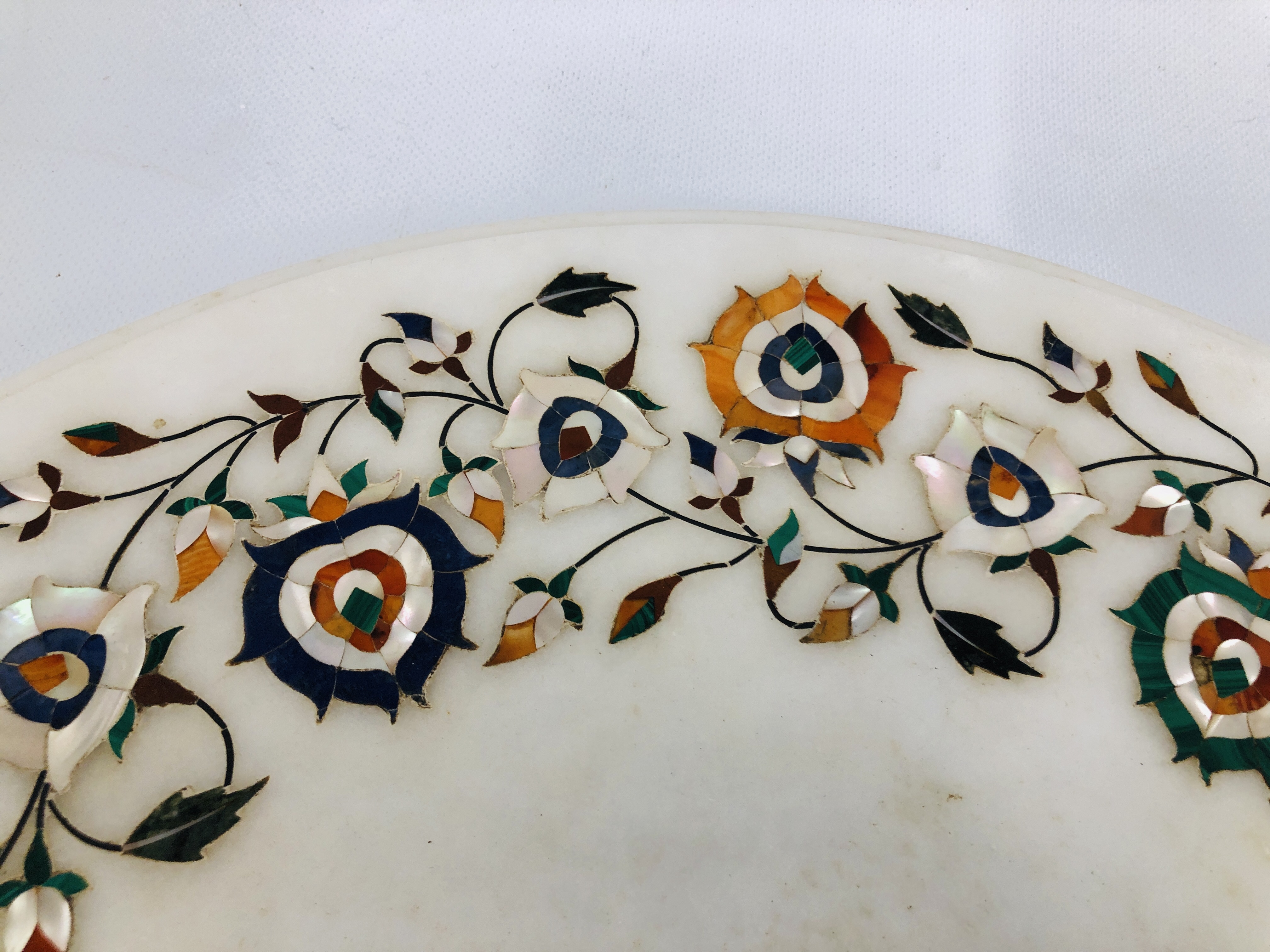 A CIRCULAR WHITE MARBLE PLATTER THE BORDER INLAID WITH A GARLAND OF POLISHED STONE AND MOTHER OF - Image 6 of 9