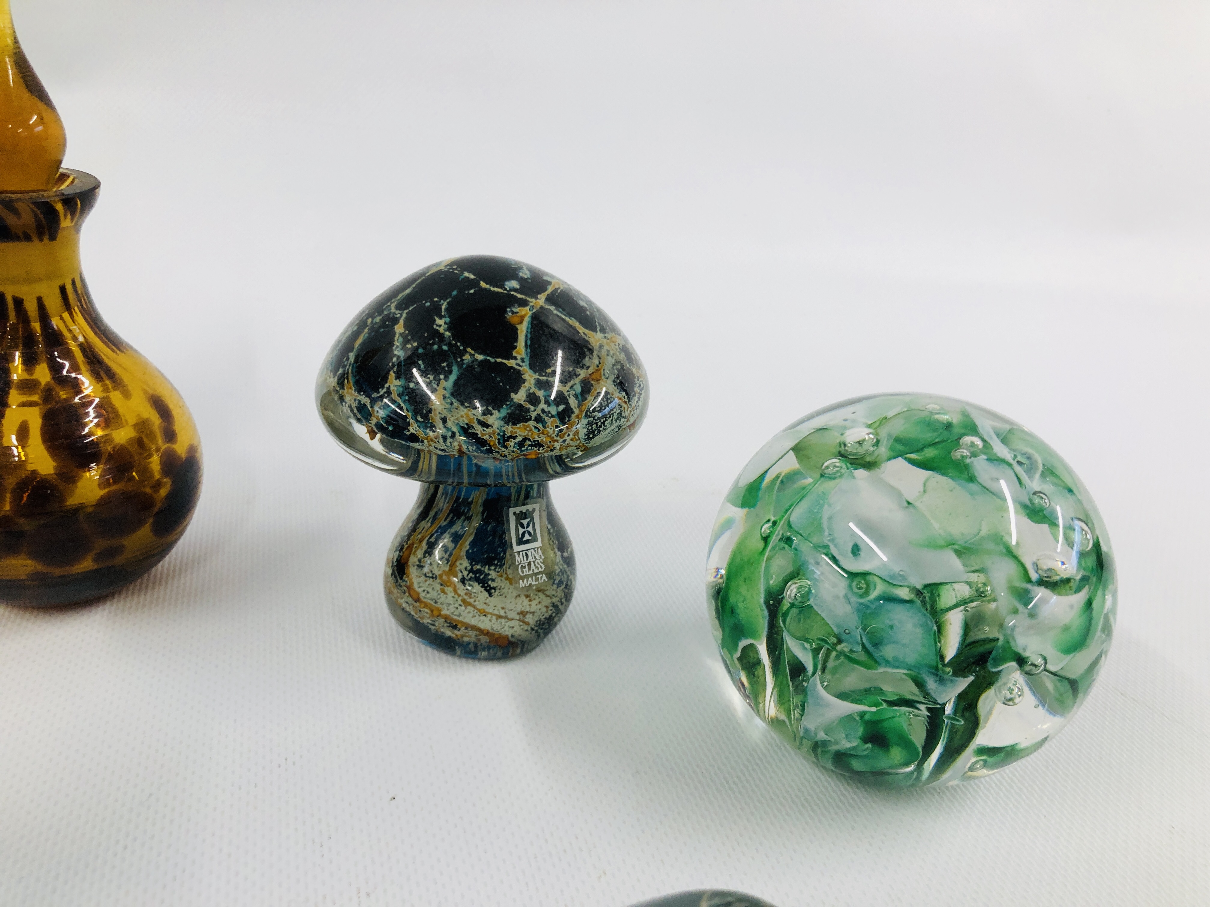 A COLLECTION OF ASSORTED ART GLASS PAPERWEIGHTS, VASES, ETC. - Image 6 of 7