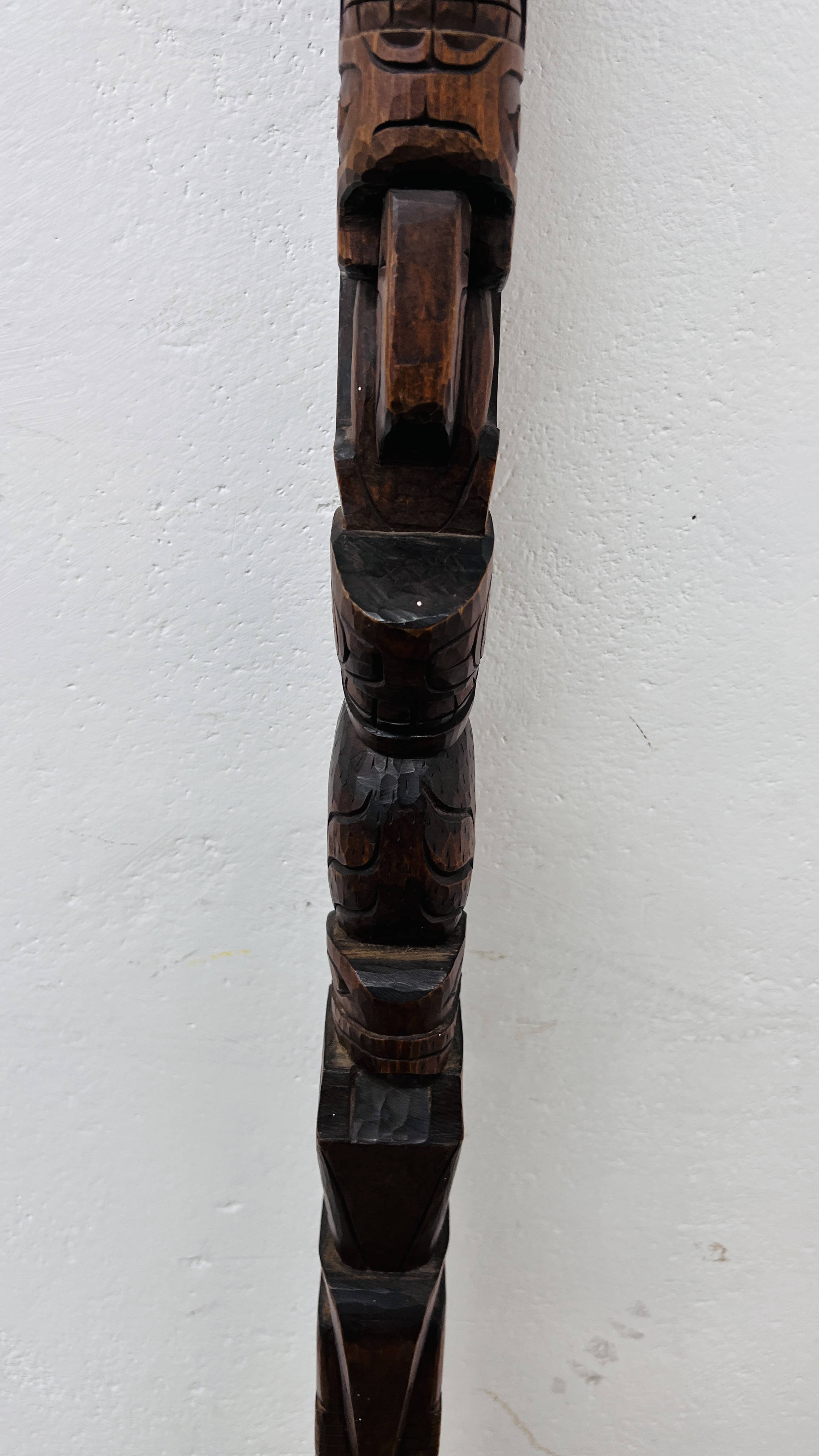 AN ETHNIC TRIBAL CARVED HARDWOOD WALKING STICK OR STAFF LENGTH 146CM. - Image 6 of 9