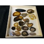 A COLLECTION OF APPROX 18 POLISHED AGATE SLICES.