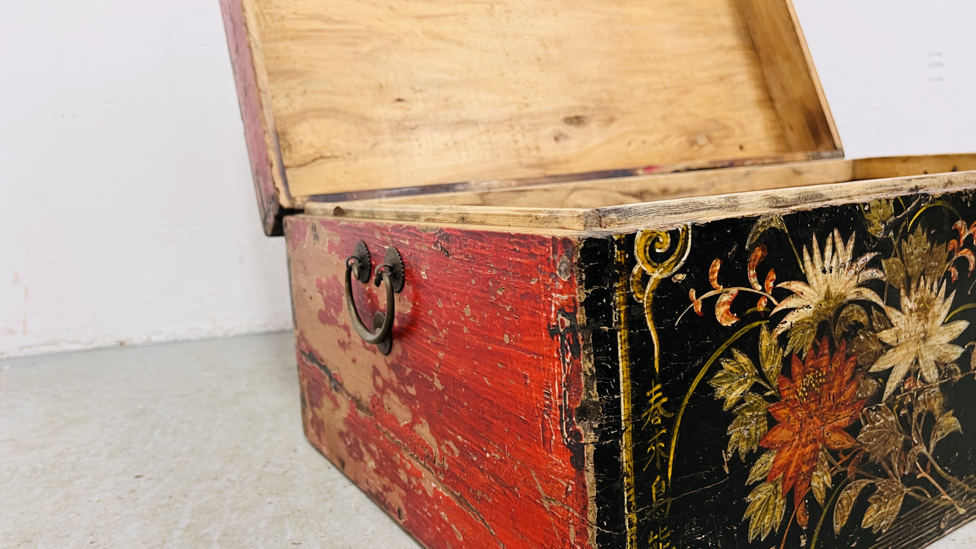 AN ANTIQUE CHINESE CAMPHOR WOOD THEATRICAL COSTUME TRUNK THE FRONT HAND PAINTED PANEL DEPICTING - Image 8 of 11