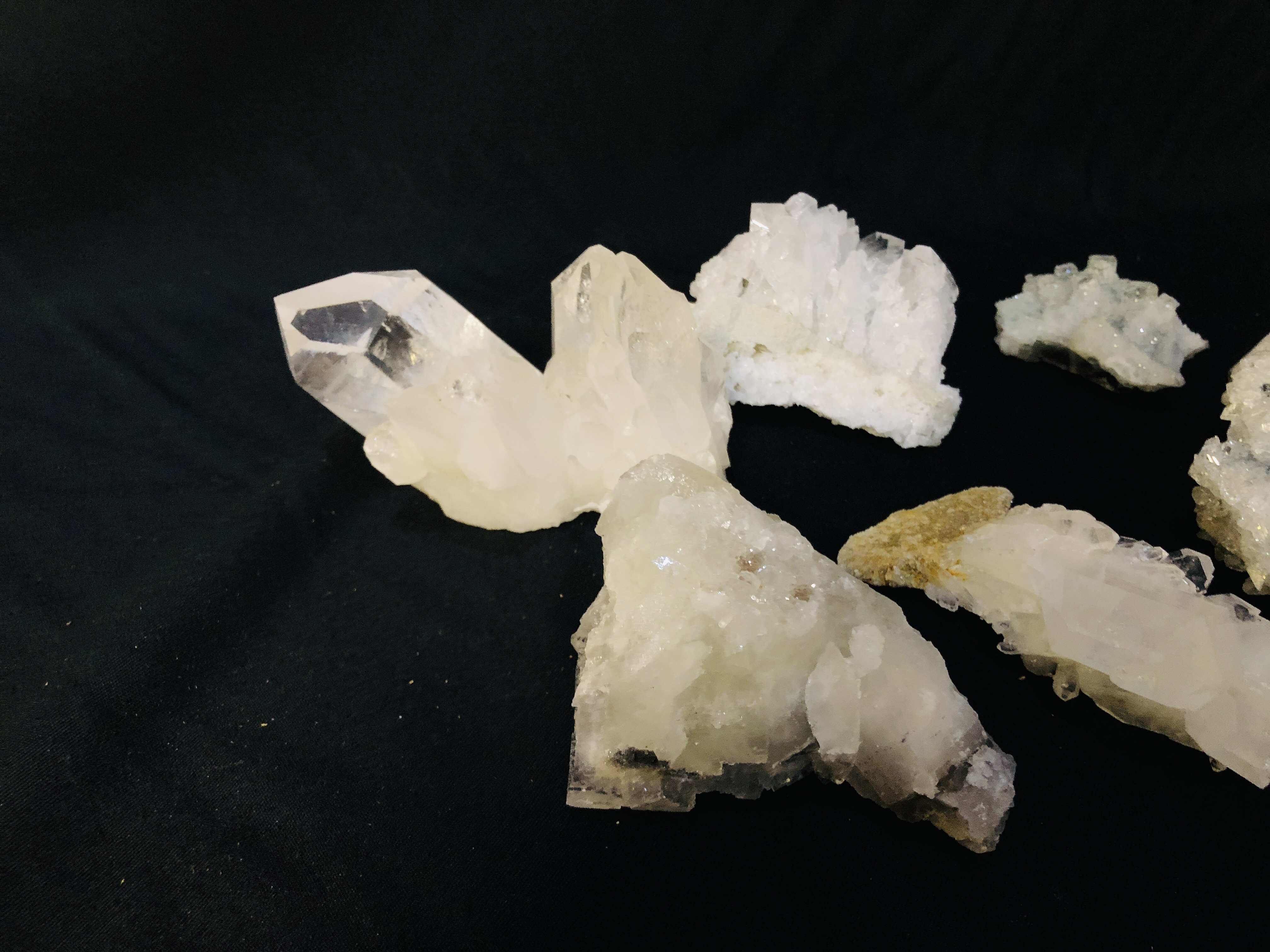 A COLLECTION OF APPROX 6 CRYSTAL AND MINERAL ROCK EXAMPLES TO INCLUDE QUARTZ AND COLEMANITE ETC. - Image 4 of 4