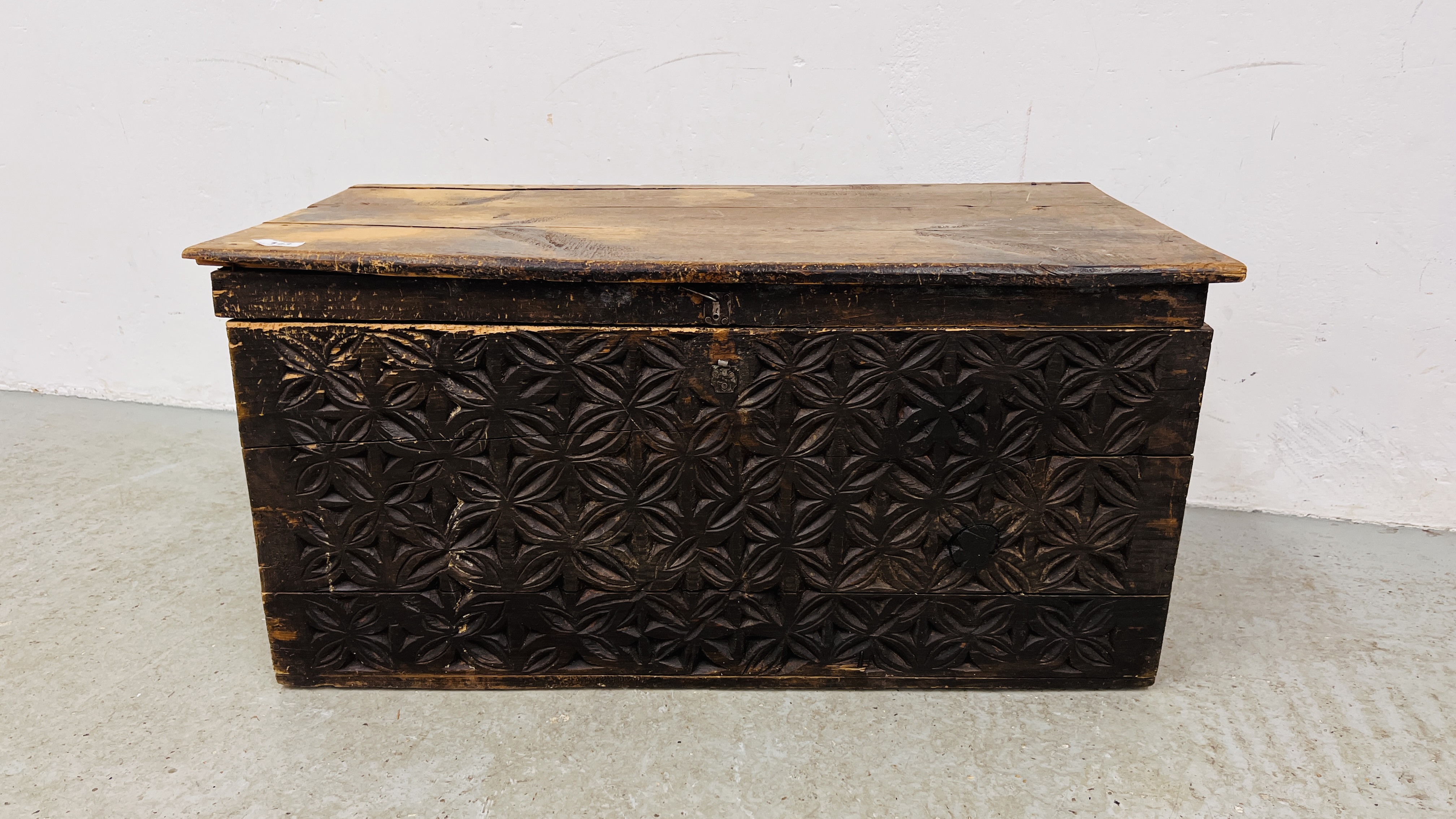 AN ANTIQUE PINE BLANKET CHEST WITH HAND CARVED FRONT PANEL WIDTH 85CM. DEPTH 43CM. HEIGHT 42CM. - Image 3 of 9