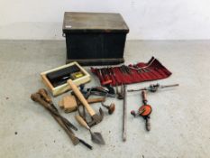 VINTAGE TWO HANDLED TOOL CHEST AND CONTENTS TO INCLUDE VINTAGE CHISELS, HAND DRILL AND DRILL BITS,