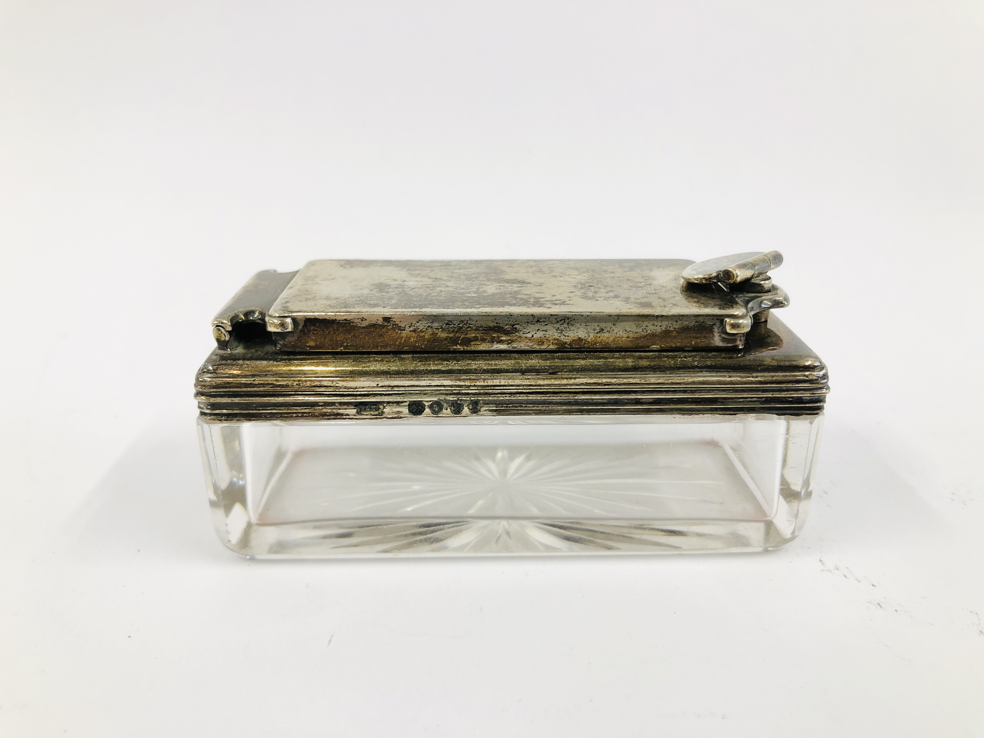 AN ANTIQUE SILVER MOUNTED TRAVELLING GLASS INKWELL, LONDON ASSAY LENGTH 8.5CM. WIDTH 3.8CM.