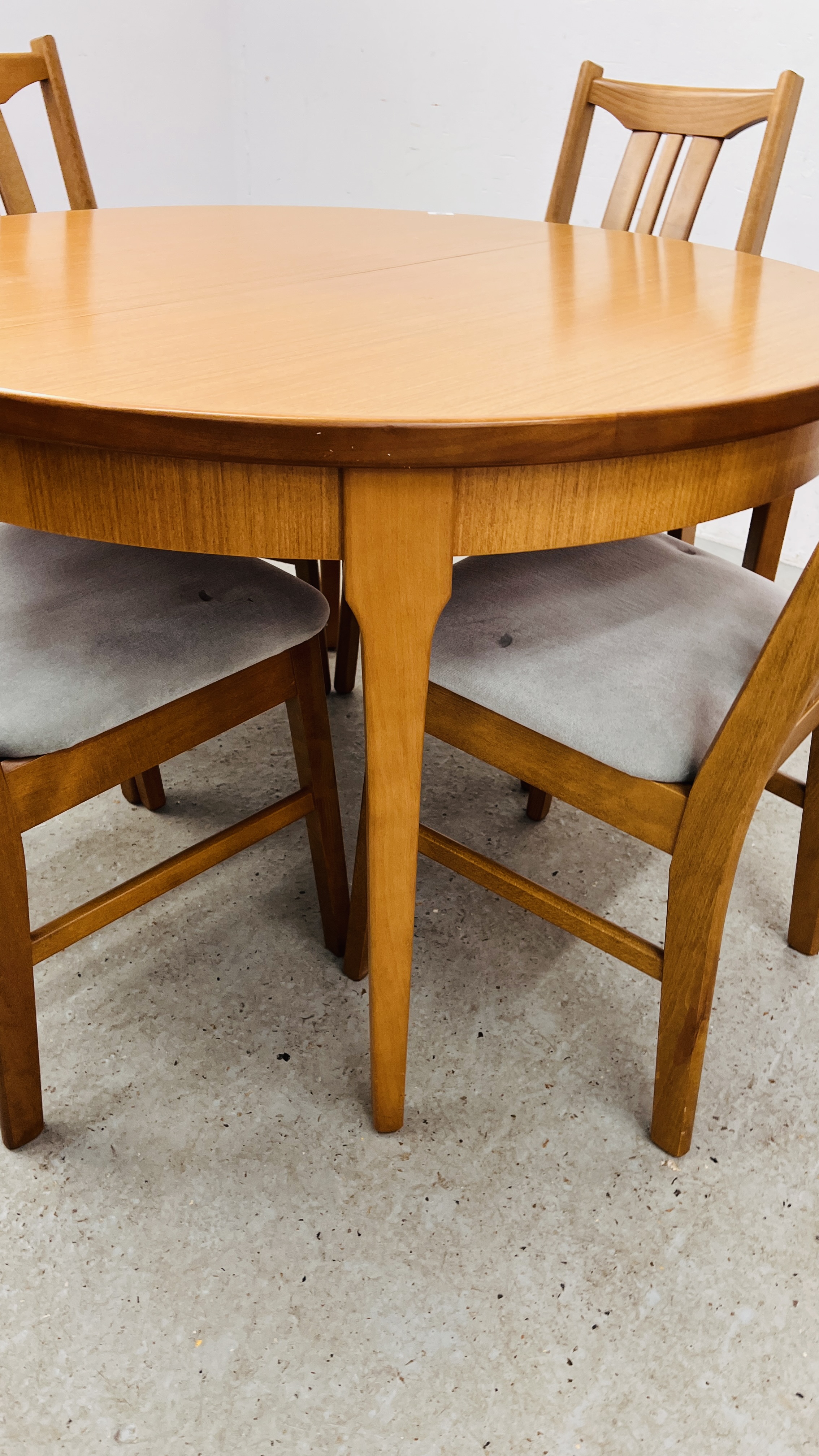MODERN DINING SET COMPRISING FOUR BEECHWOOD CHAIRS AND EXTENDING CIRCULAR DINING TABLE. - Image 4 of 12