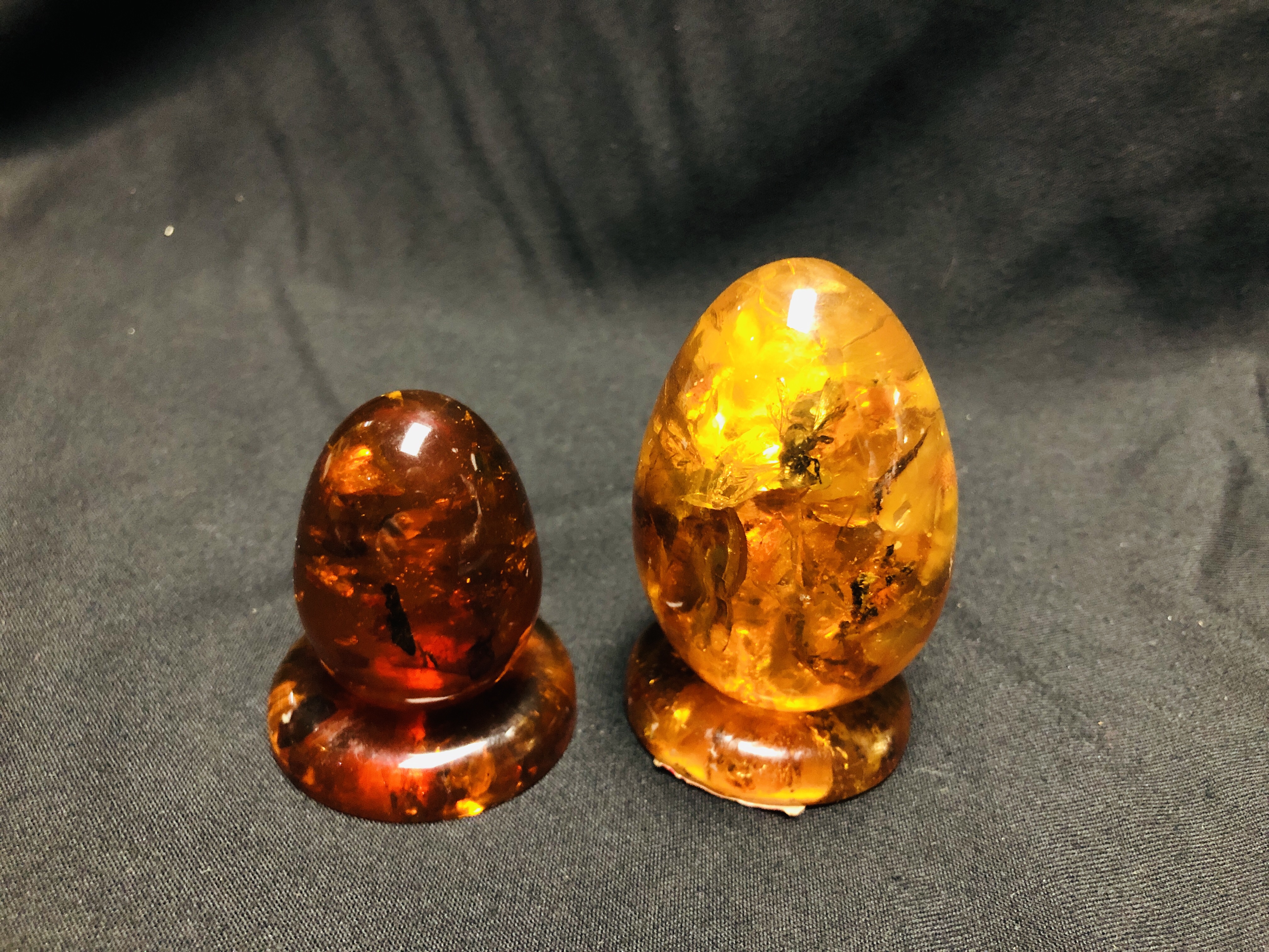 TWO POLISHED EGGS, ONE HAVING INSET INSECT ALONG WITH TWO POLISHED AMBER DISCS, DIAMETER 4.5CM. - Image 2 of 4