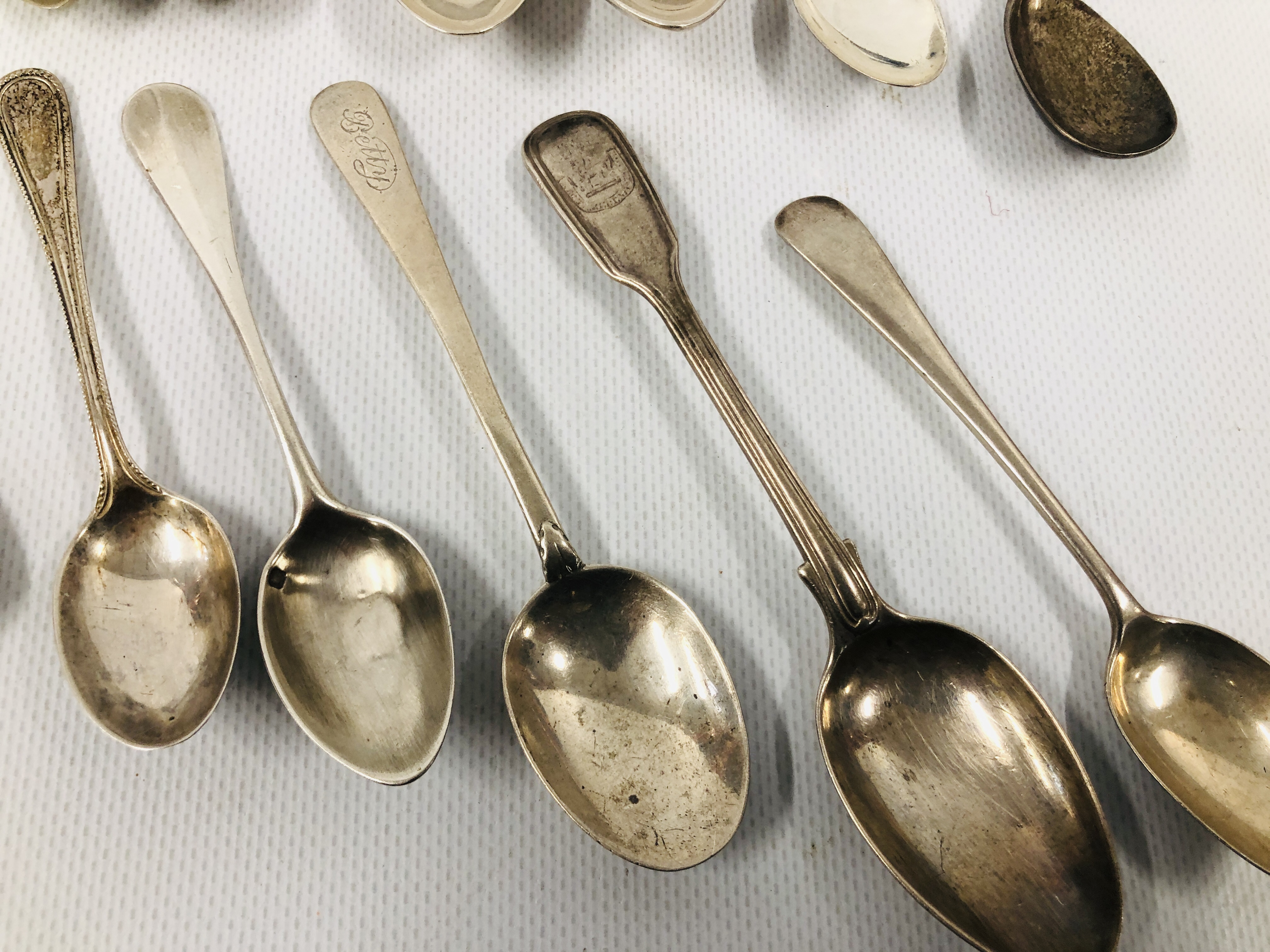 A GROUP OF 9 VARIOUS SILVER TEA SPOONS C19TH AND C20TH VARIOUS MAKERS AND ASSAYS ALONG WITH 5 WHITE - Image 3 of 13