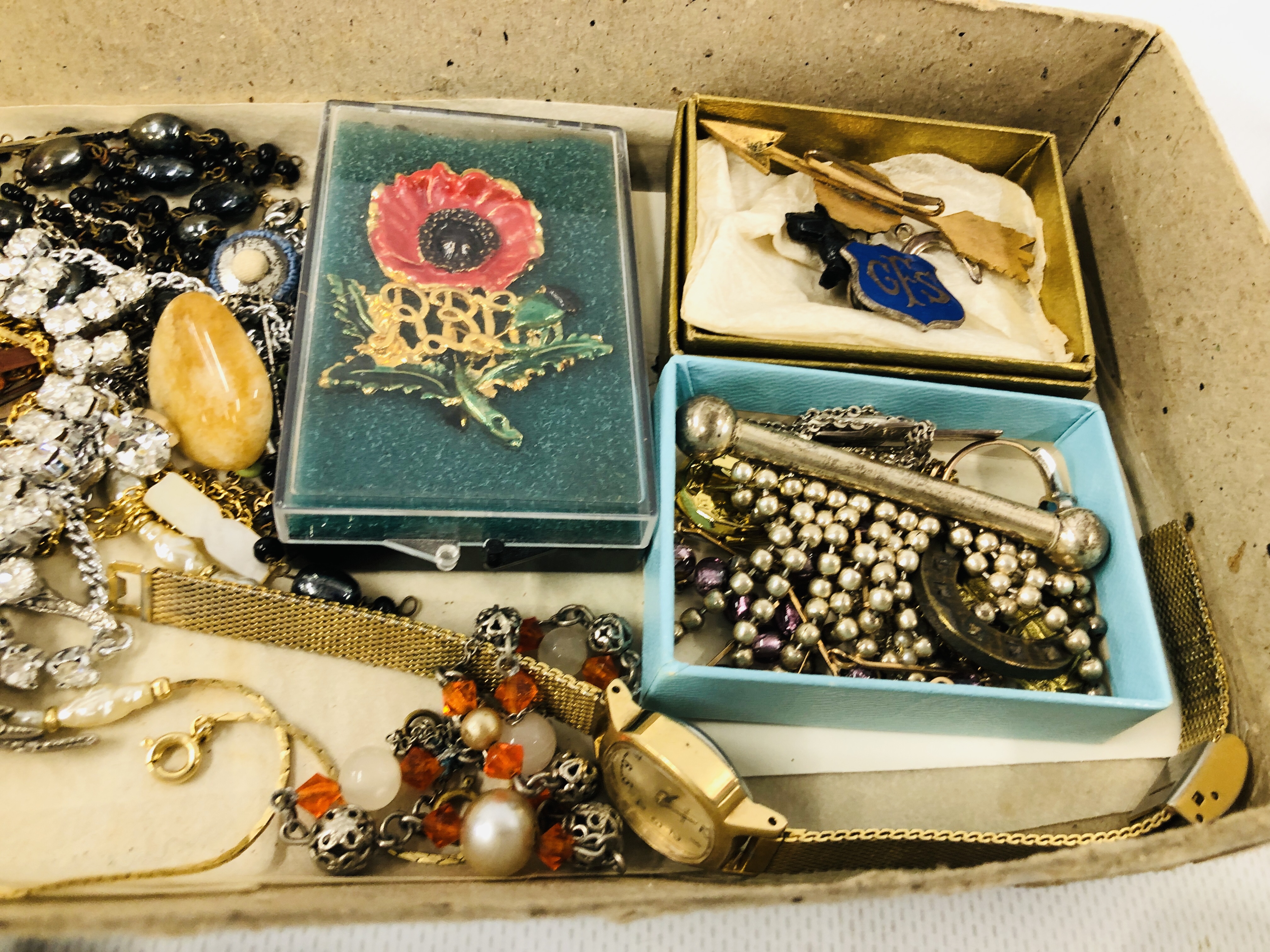 TRAY OF ASSORTED MODERN AND VINTAGE JEWELLERY TO INCLUDE SILVER BROOCH, COIN BRACELET. - Image 5 of 8