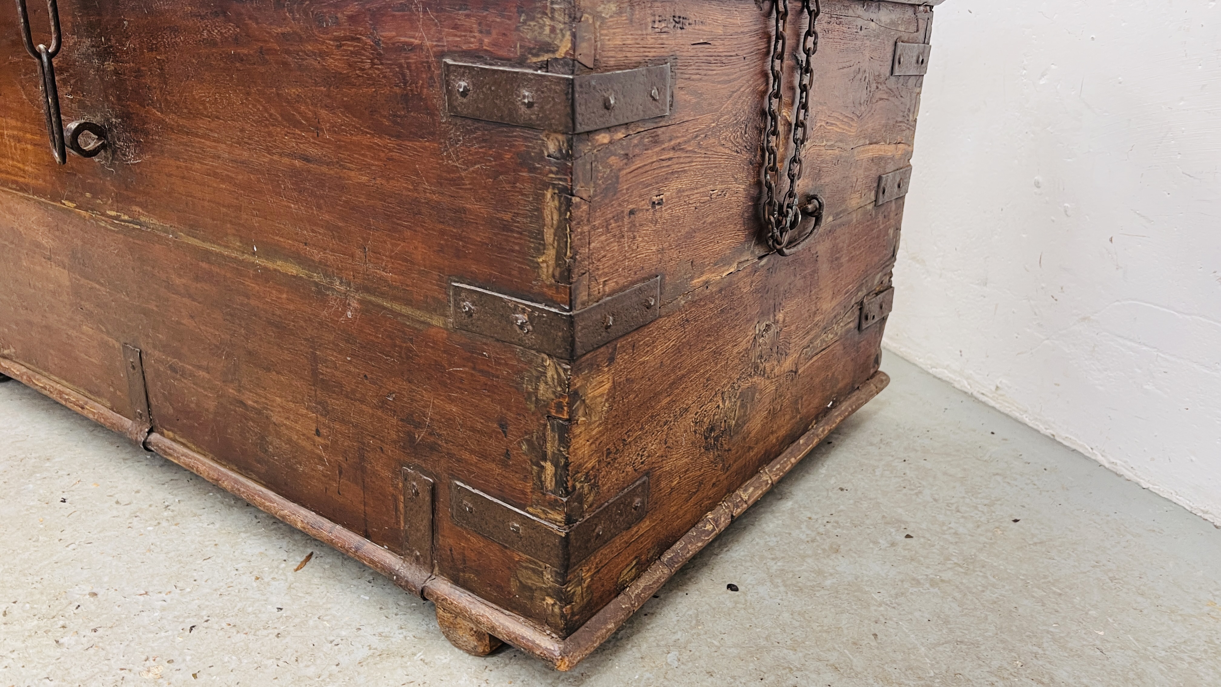 A HEAVY ANTIQUE OAK TRUNK WITH METAL BANDING WIDTH 102CM. DEPTH 61CM. HEIGHT 49CM. - Image 8 of 17