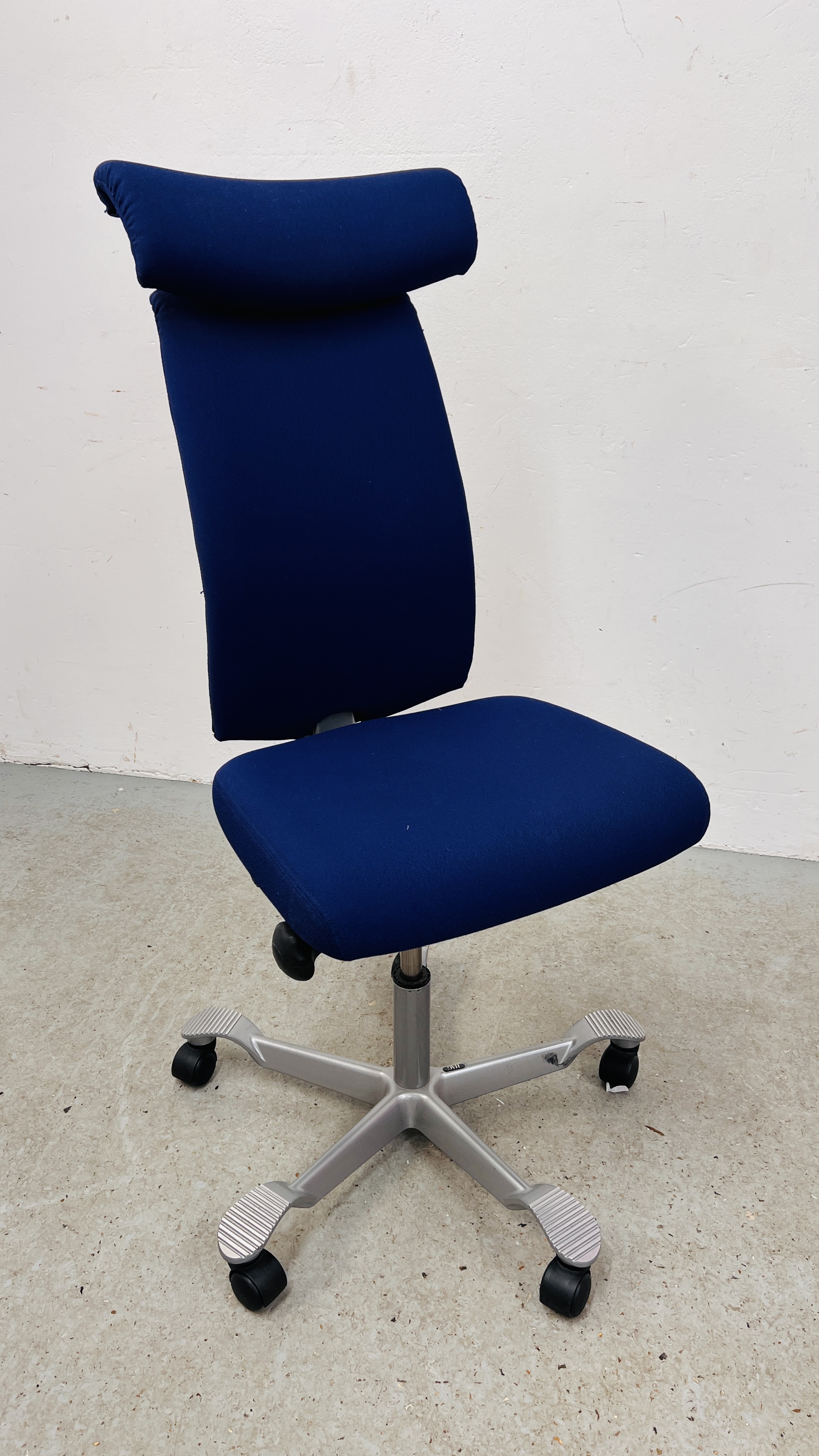 MODERN "HAG" ADJUSTABLE OFFICE CHAIR