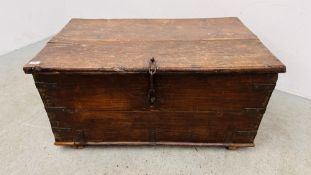 A HEAVY ANTIQUE OAK TRUNK WITH METAL BANDING WIDTH 102CM. DEPTH 61CM. HEIGHT 49CM.