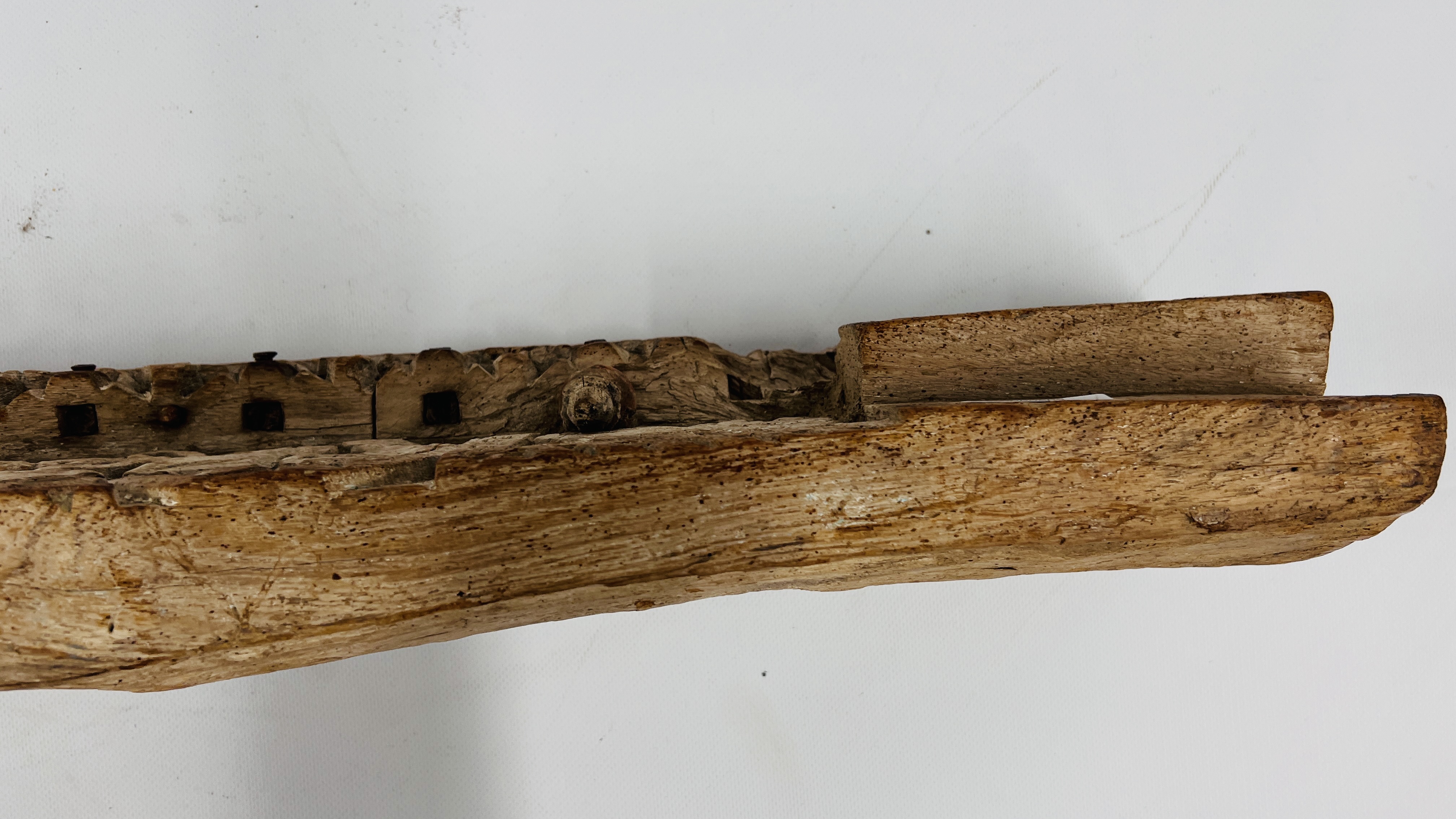 AN ANTIQUE HEAVILY CARVED HARDWOOD TIMBER BEAM WITH ISLAMIC RELIGIOUS INSCRIPTION LENGTH `34CM. - Image 16 of 18