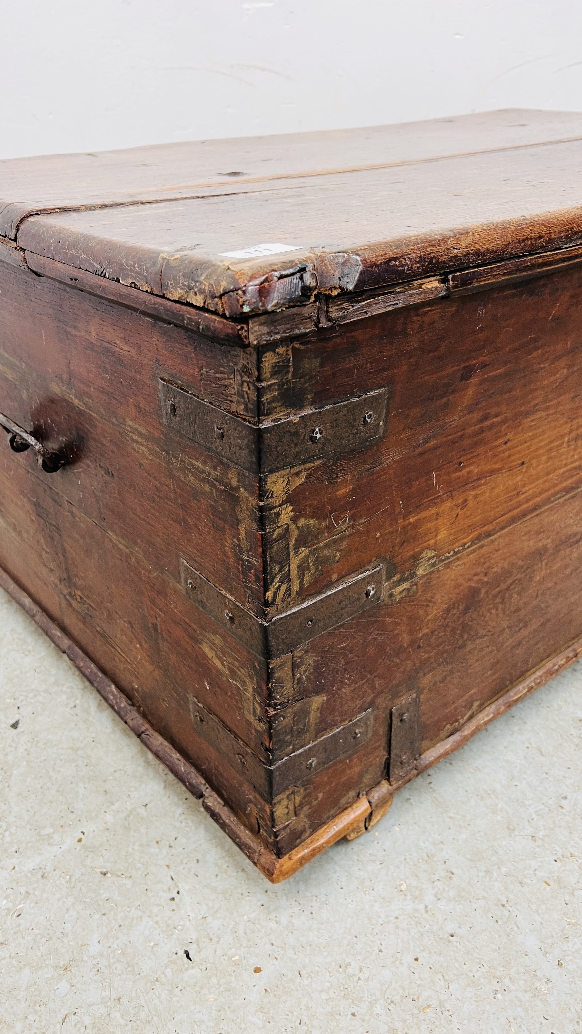 A HEAVY ANTIQUE OAK TRUNK WITH METAL BANDING WIDTH 102CM. DEPTH 61CM. HEIGHT 49CM. - Image 5 of 17