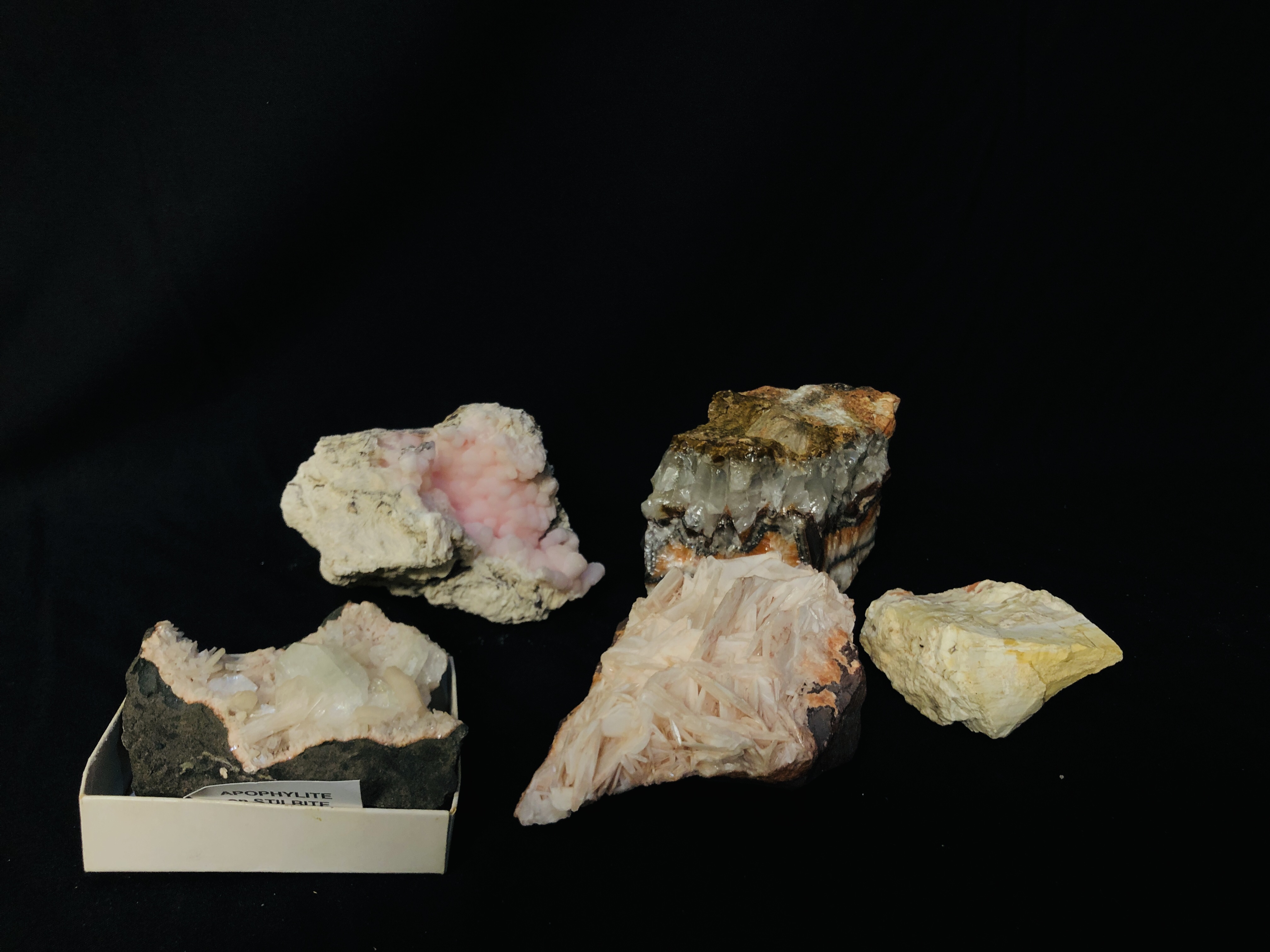 A COLLECTION OF APPROX 5 CRYSTAL AND MINERAL ROCK EXAMPLES TO INCLUDE APOPHYLITE ON STILBITE ETC.