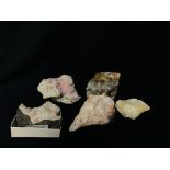 A COLLECTION OF APPROX 5 CRYSTAL AND MINERAL ROCK EXAMPLES TO INCLUDE APOPHYLITE ON STILBITE ETC.