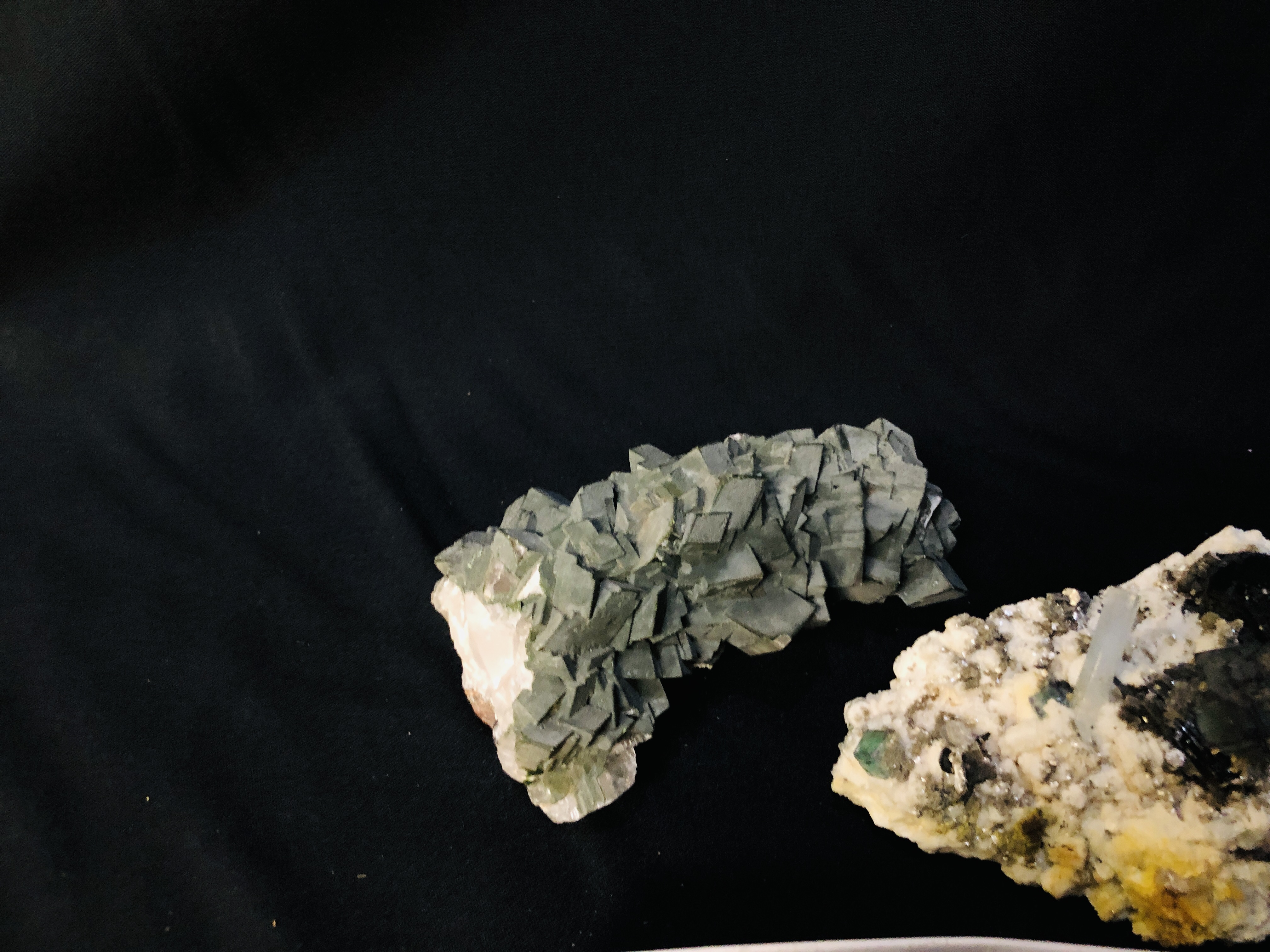 A COLLECTION OF APPROX 7 CRYSTAL AND MINERAL ROCK EXAMPLES TO INCLUDE CLINOPTILOLITE ETC. - Image 5 of 6