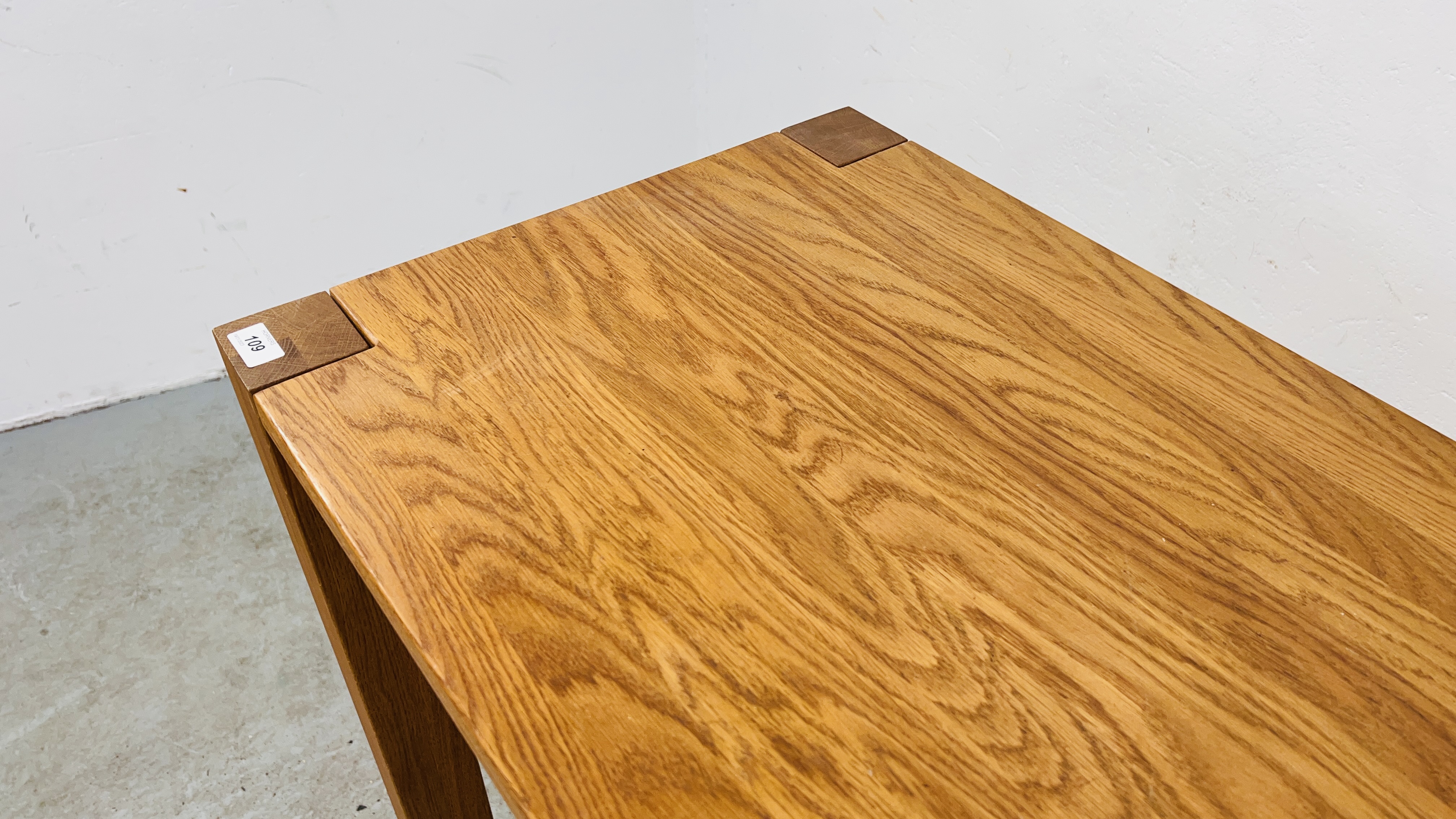A HEAVY OAK RECTANGULAR BREAKFAST BAR/BAR TABLE ON FOUR SQUARE SUPPORTS WIDTH 120CM. DEPTH 50CM. - Image 5 of 12