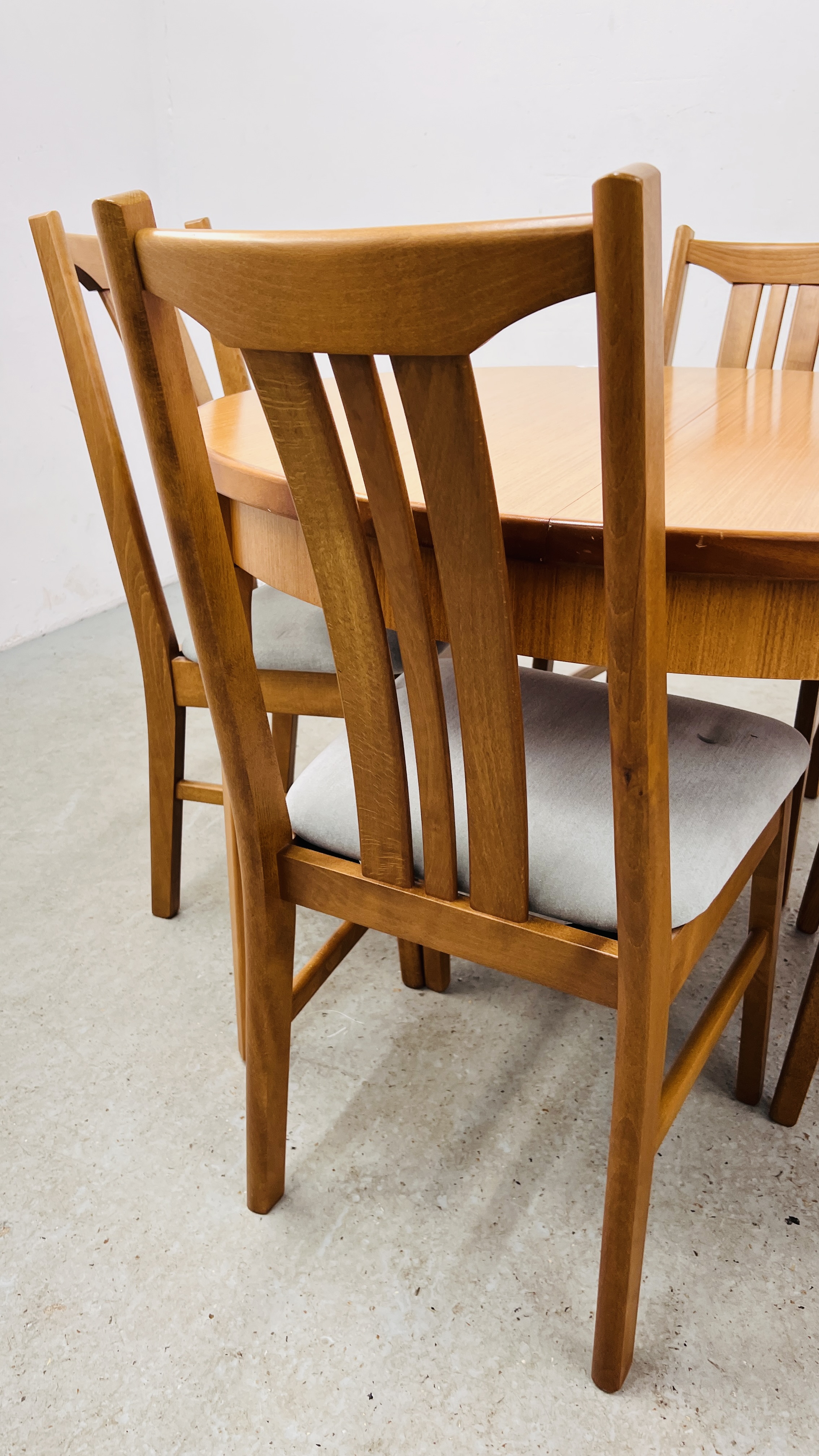 MODERN DINING SET COMPRISING FOUR BEECHWOOD CHAIRS AND EXTENDING CIRCULAR DINING TABLE. - Image 10 of 12